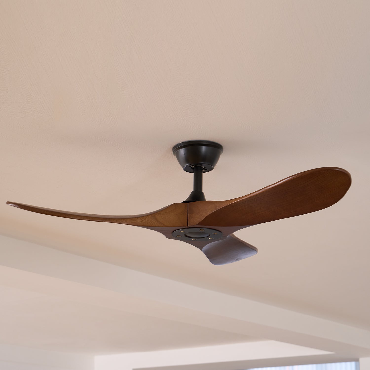 Aviona Holzdeckenventilator, der einen modernen Raum aufwertet.