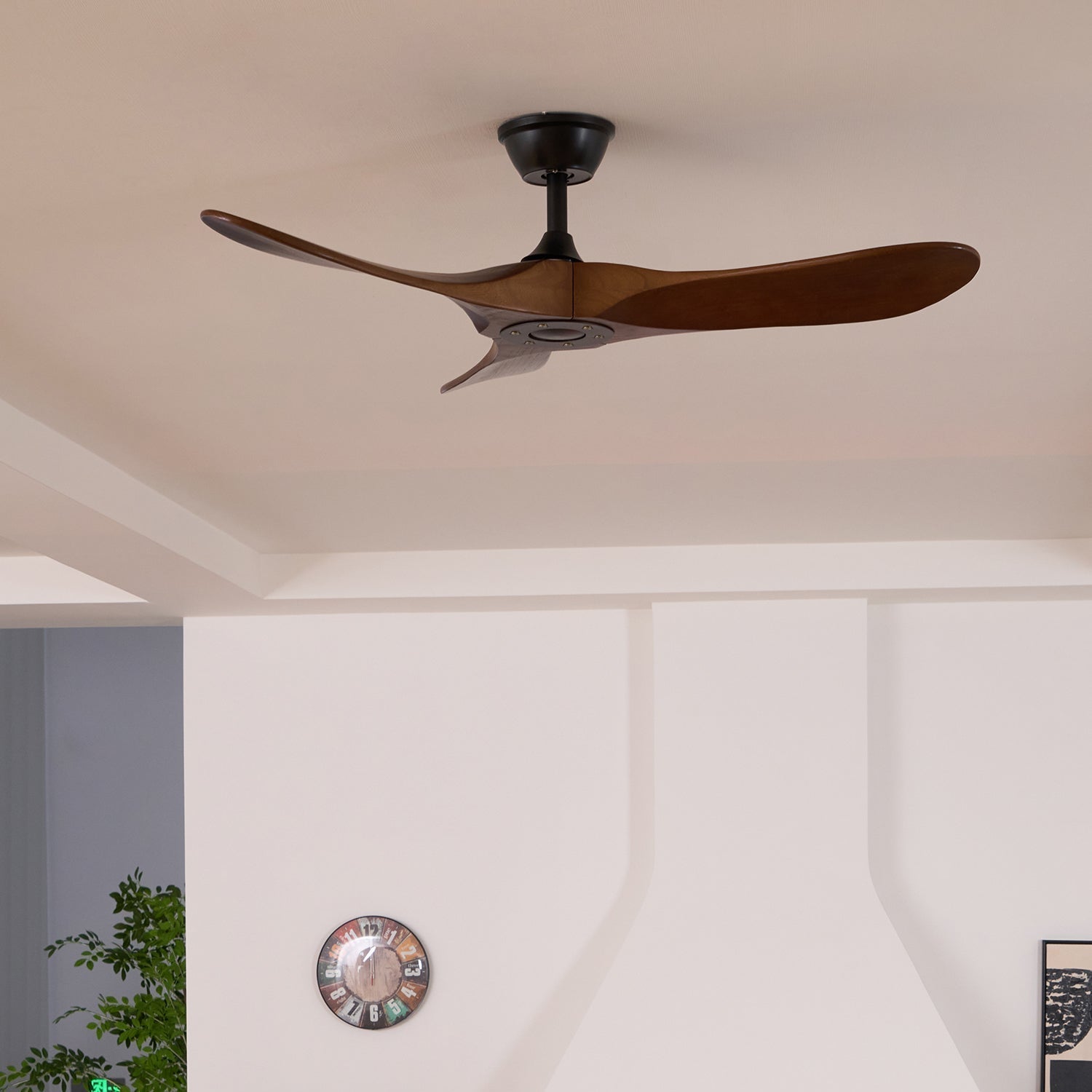 Aviona Holzdeckenventilator, der den 6-stufigen Luftstrom veranschaulicht.