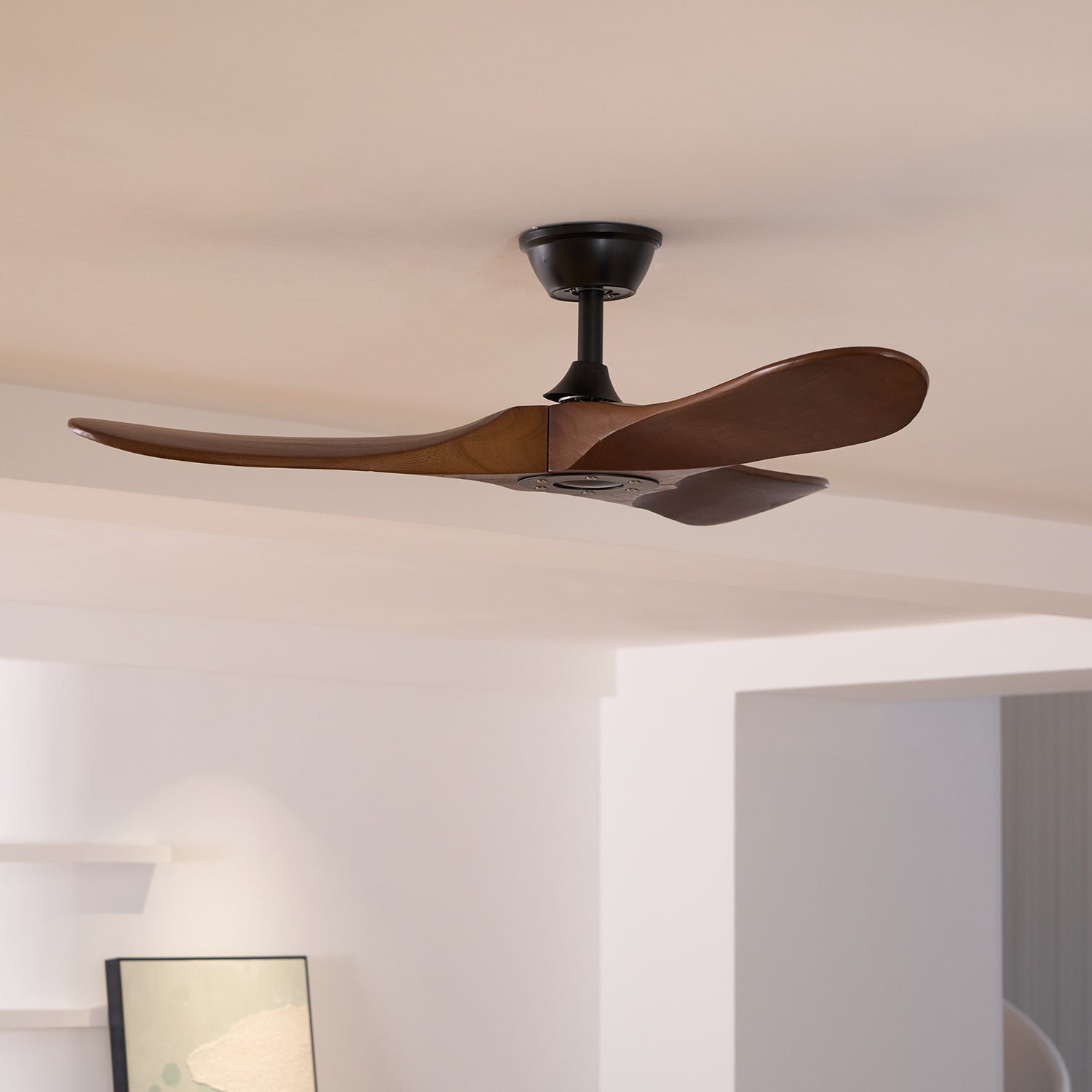 Seitenansicht des Aviona Holzdeckenventilators.