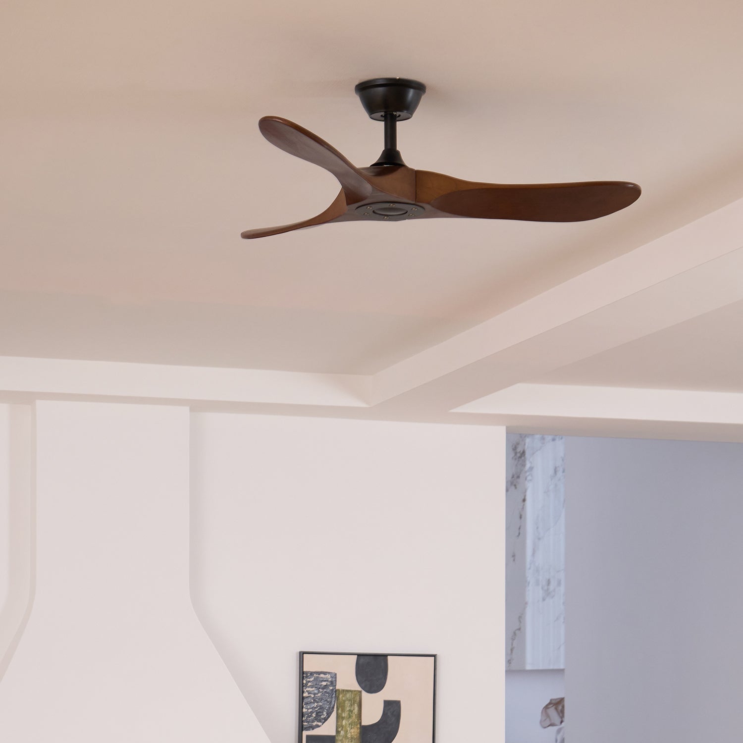 Aviona Holzdeckenventilator in Weiß.