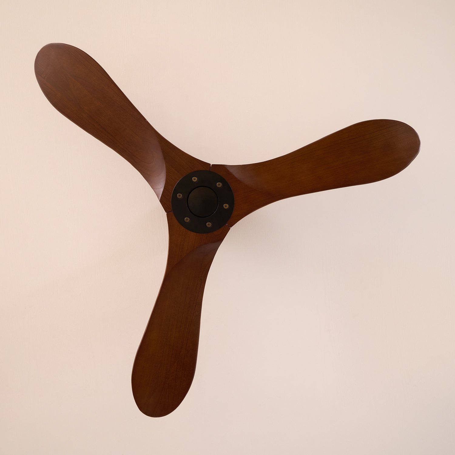 Aviona Holzdeckenventilator, der Komfort und Stil bietet.