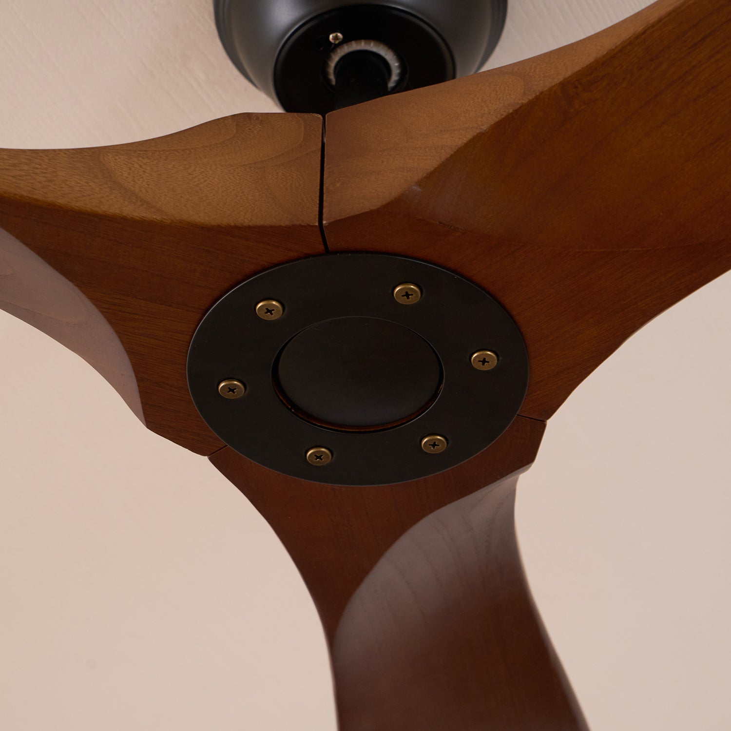 Aviona Holzdeckenventilator, der seinen leisen Betrieb demonstriert.