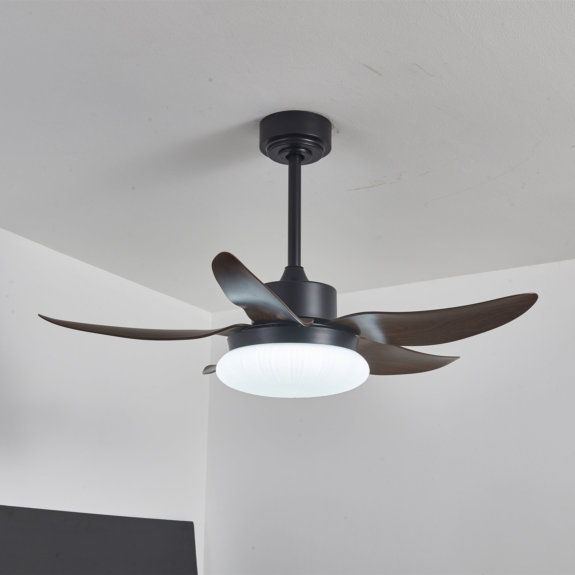 Moderner Deckenventilator mit integrierter LED, eingeschaltet