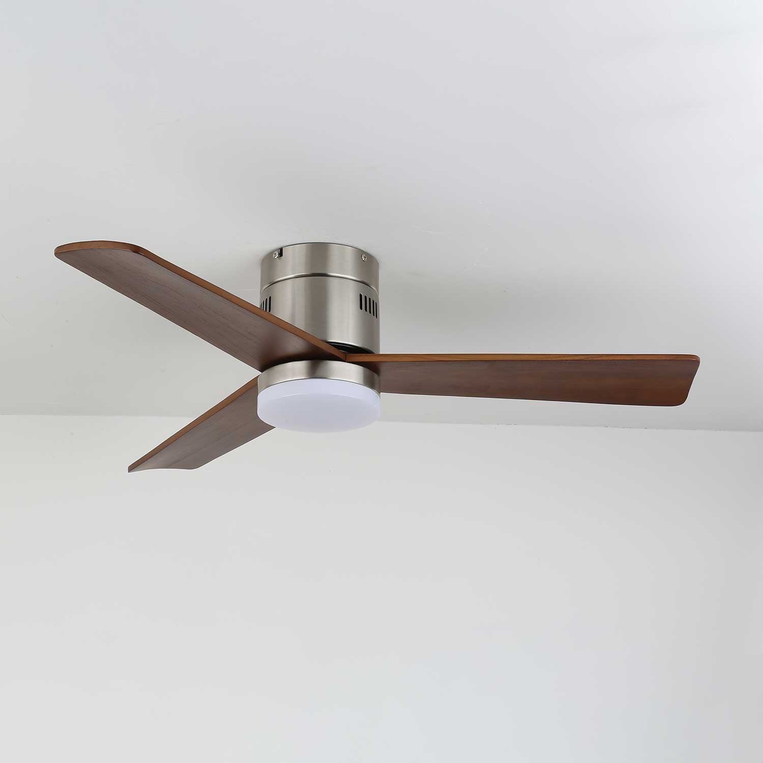 Eris Minimalistischer Holz-Deckenventilator mit Beleuchtung und weißem Lampenschirm