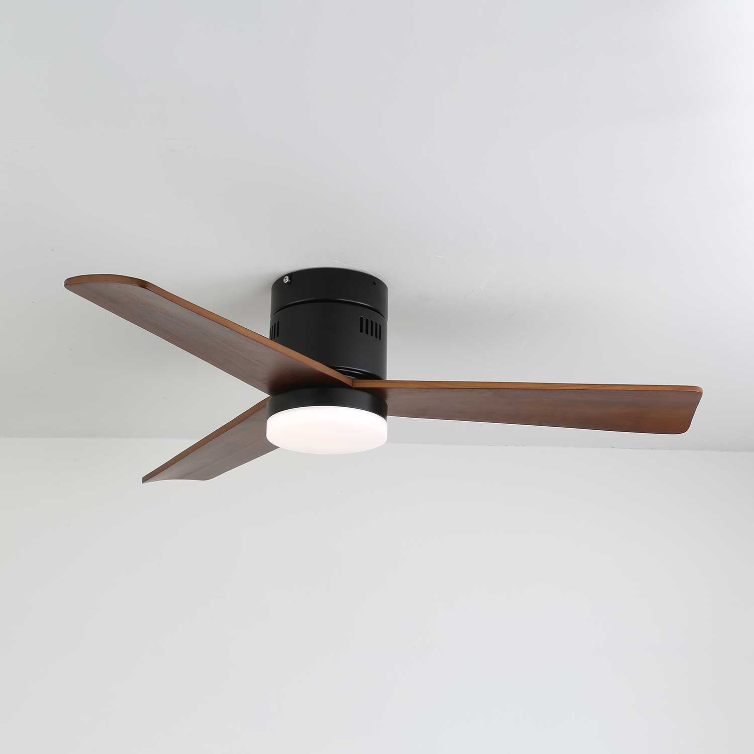 Eris Minimalistischer Holz-Deckenventilator mit Beleuchtung, der die verfügbaren Gehäuseausführungen zeigt
