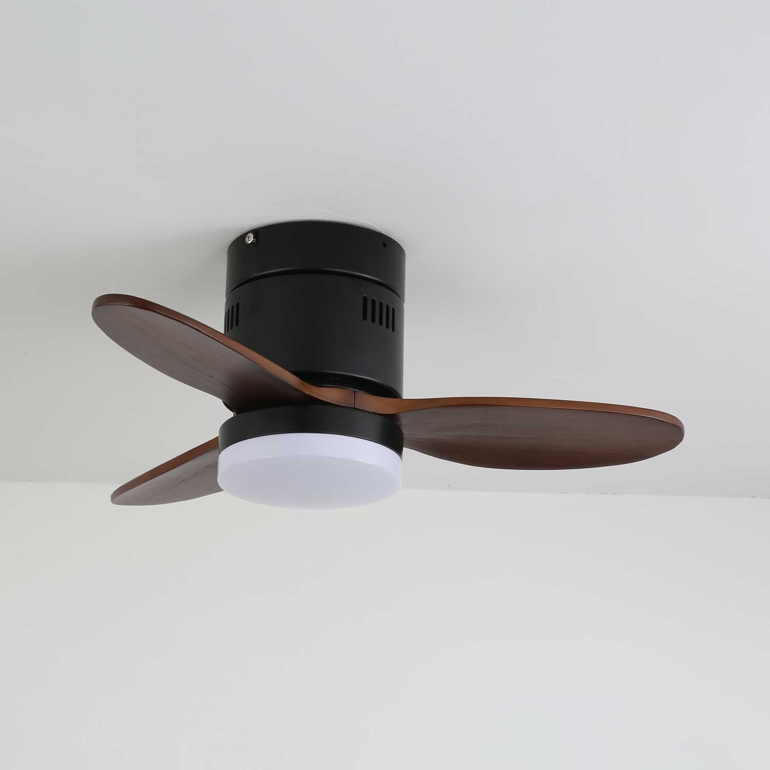 Eris Minimalistischer Holz-Deckenventilator mit Beleuchtung in einem modernen Schlafzimmerambiente