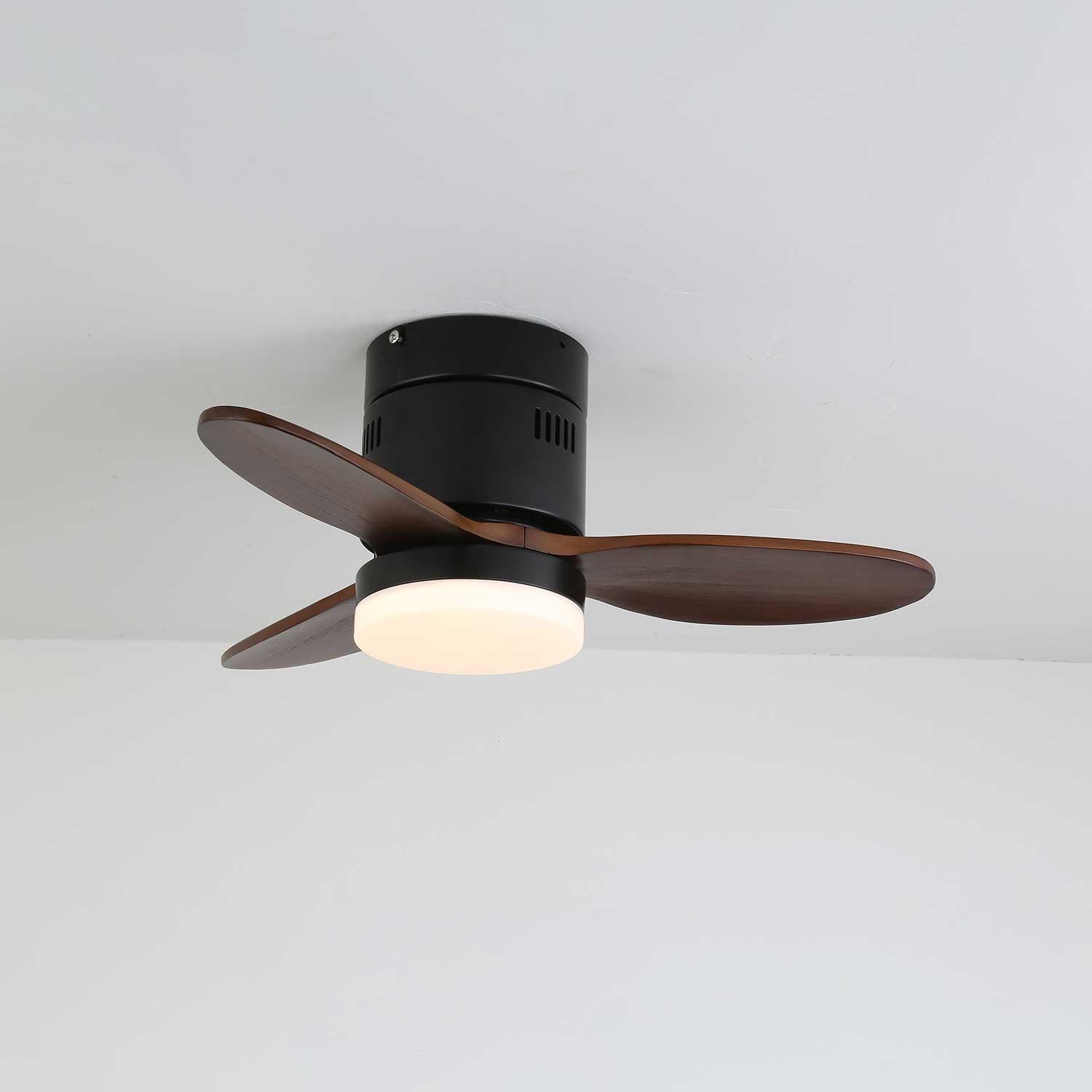 Eris Minimalistischer Holz-Deckenventilator mit Beleuchtung, der seine vielseitige Ästhetik zeigt