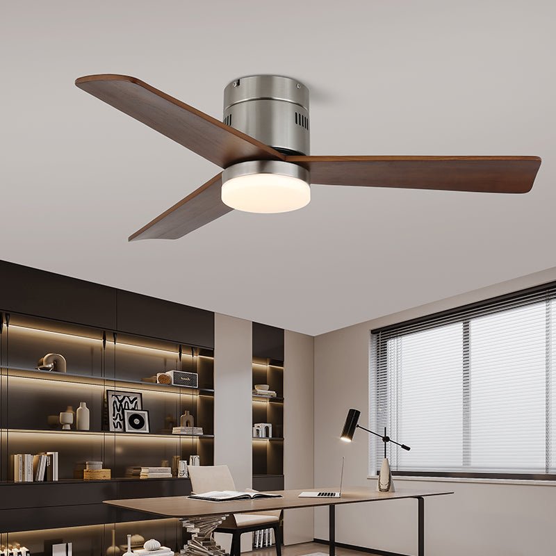Nahaufnahme der Holzflügel des Eris Minimalistischen Holz-Deckenventilators mit Beleuchtung