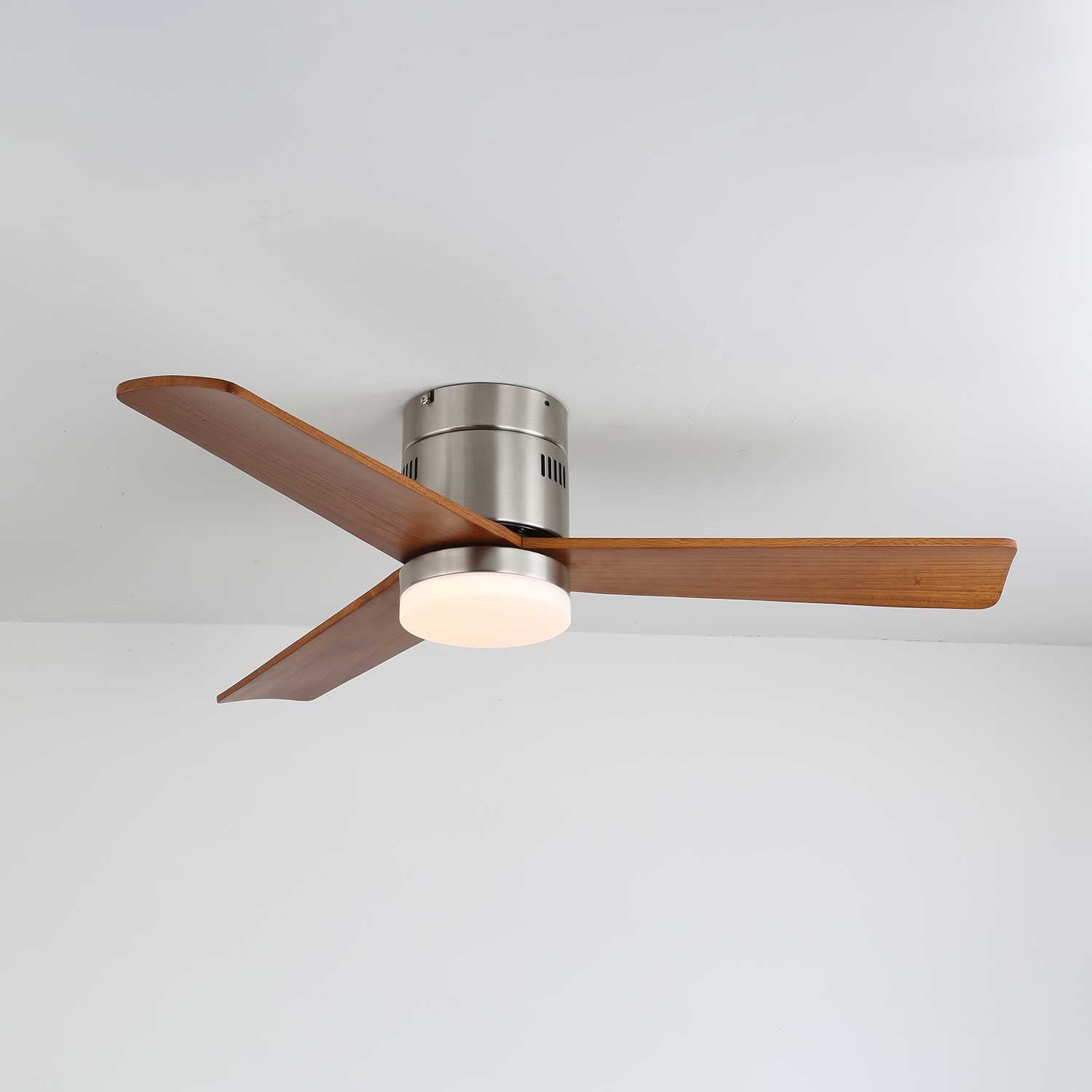 Eris Minimalistischer Holz-Deckenventilator mit Beleuchtung, der sein schlankes, modernes Design zeigt