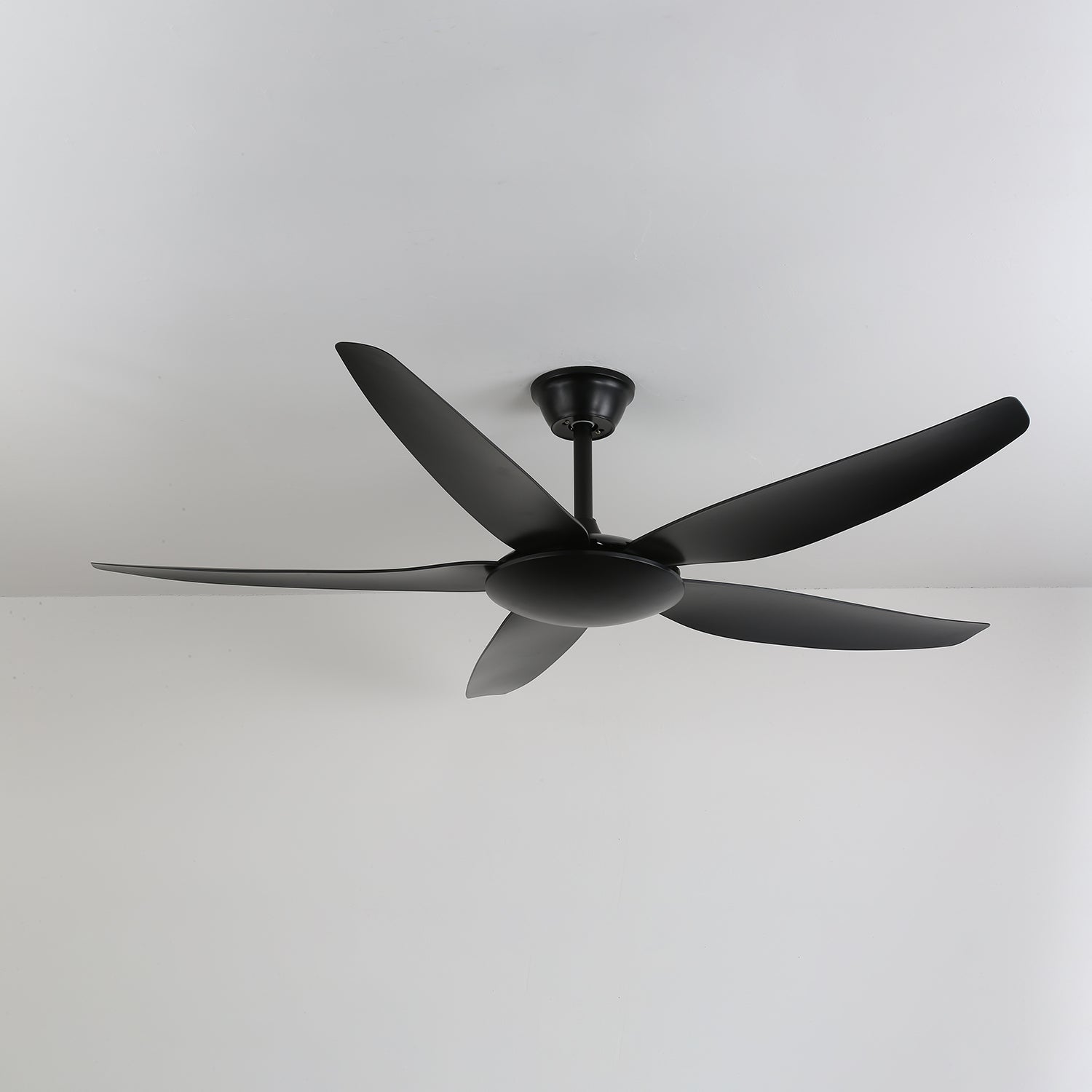 Nahaufnahme des Metallrahmens und der ABS-Flügel der Onyxa Deckenventilatorleuchte