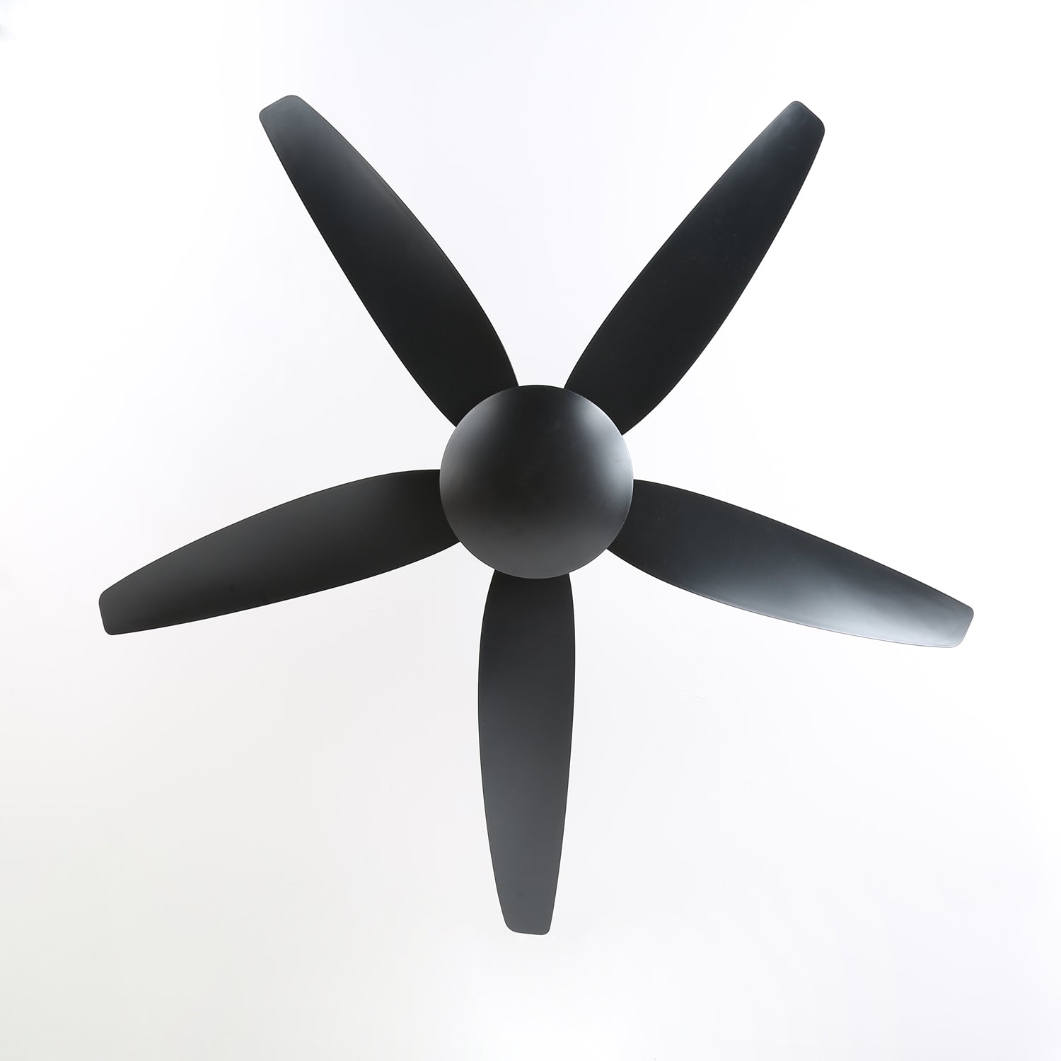 Onyxa Deckenventilatorleuchte an einer Decke montiert, Lifestyle-Aufnahme