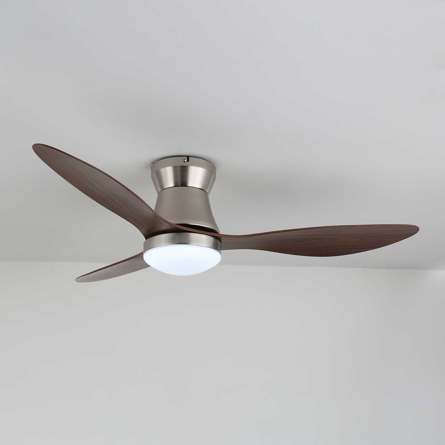 Seitenansicht des Zerath Modernen Deckenventilators mit Licht und Fernbedienung