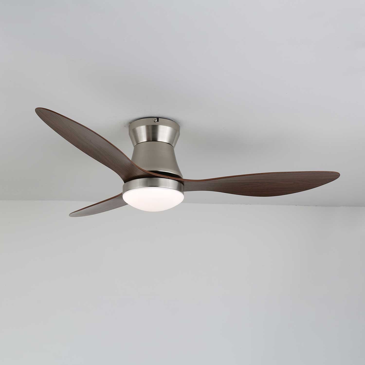 Nahaufnahme der Walnussholzflügel und des Metallrahmens des Ventilators mit Licht