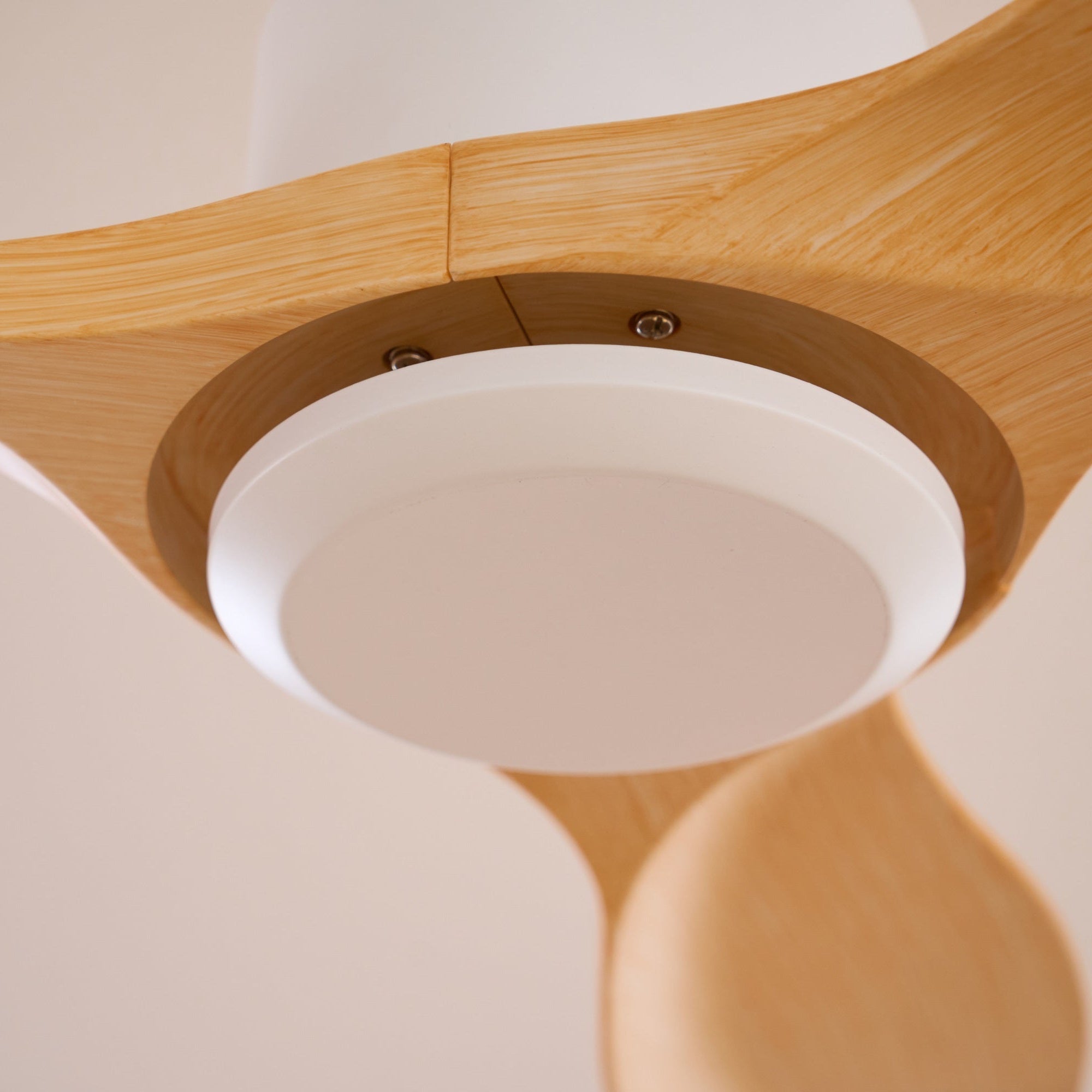 Meren Minimalistischer Deckenventilator aus Holz an der Decke installiert