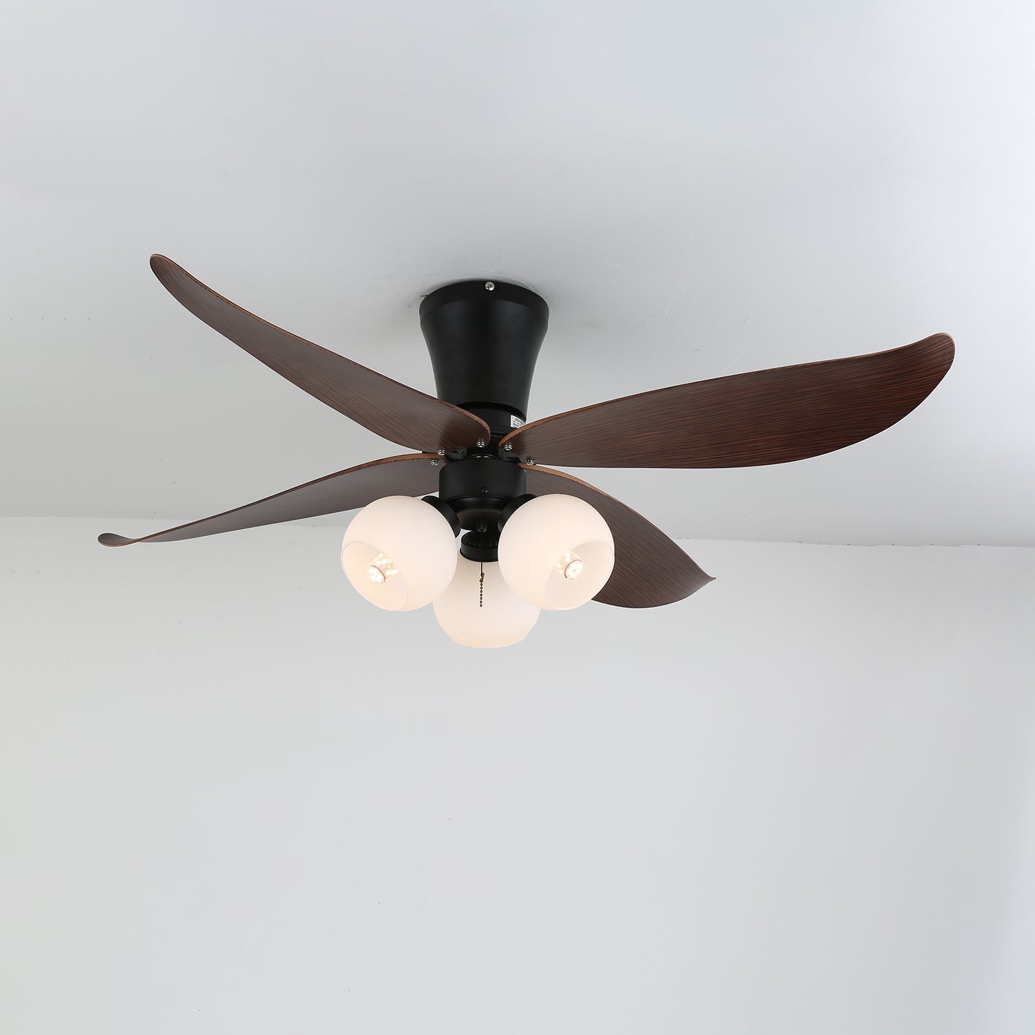 Draufsicht der Lunair Vintage Deckenventilatorleuchte aus Holz und Glas