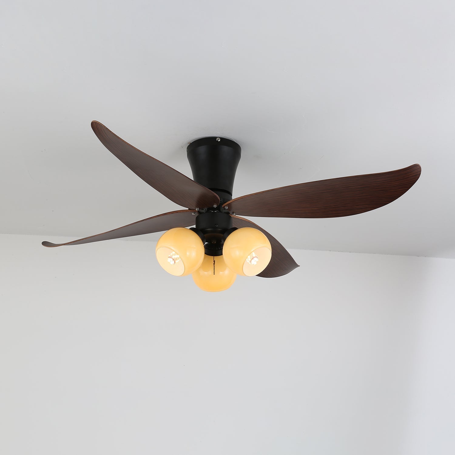 Detailansicht des Metallrahmens der Lunair Vintage Deckenventilatorleuchte