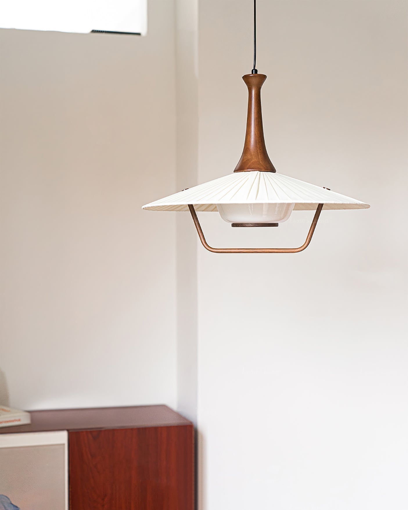 Vionne Mid-Century Pendelleuchte aus Holz und Weiß-Letslighting