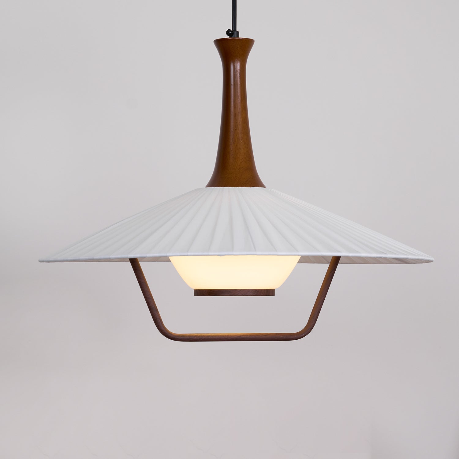 Vionne Mid-Century Pendelleuchte aus Holz und Weiß-Letslighting