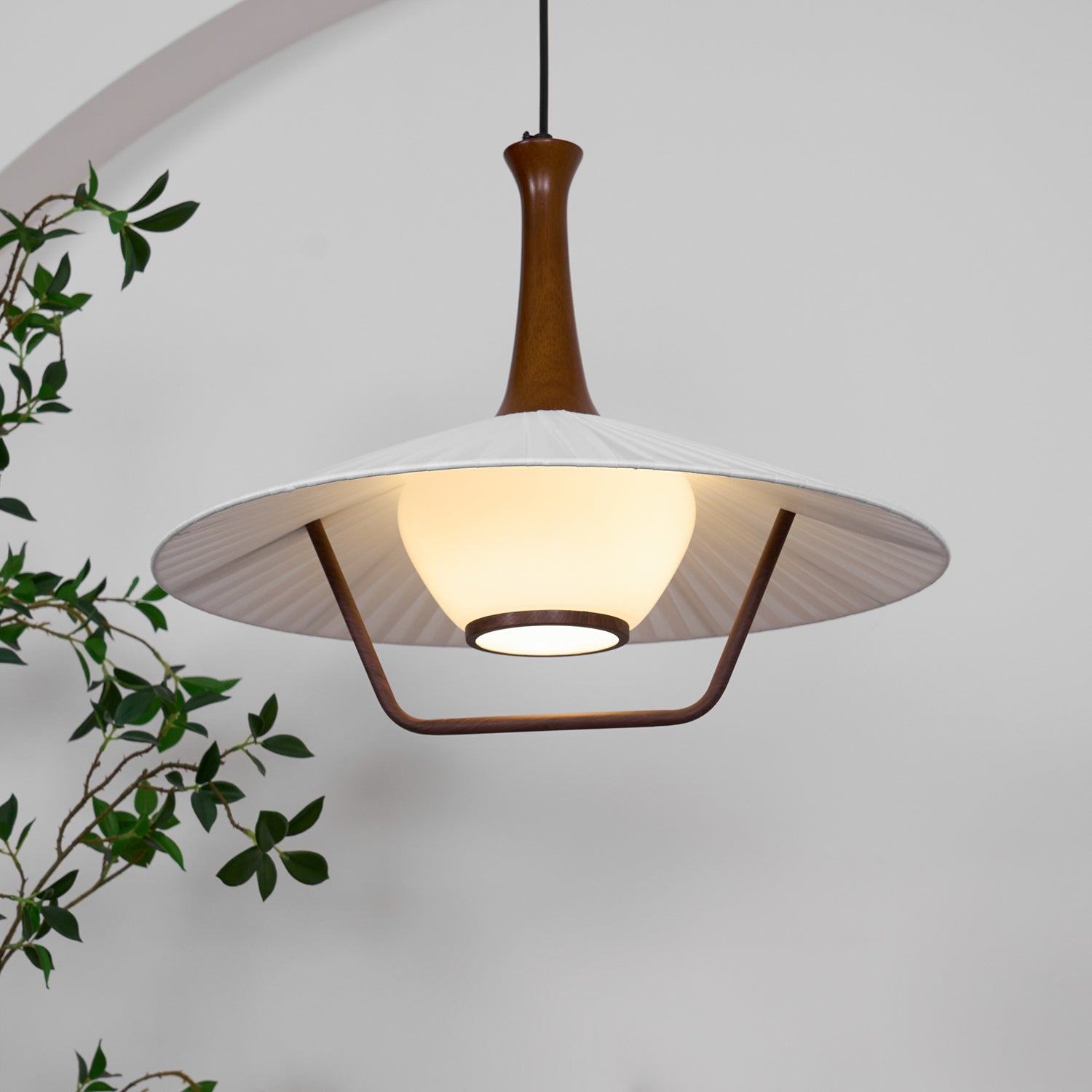 Vionne Mid-Century Pendelleuchte aus Holz und Weiß-Letslighting