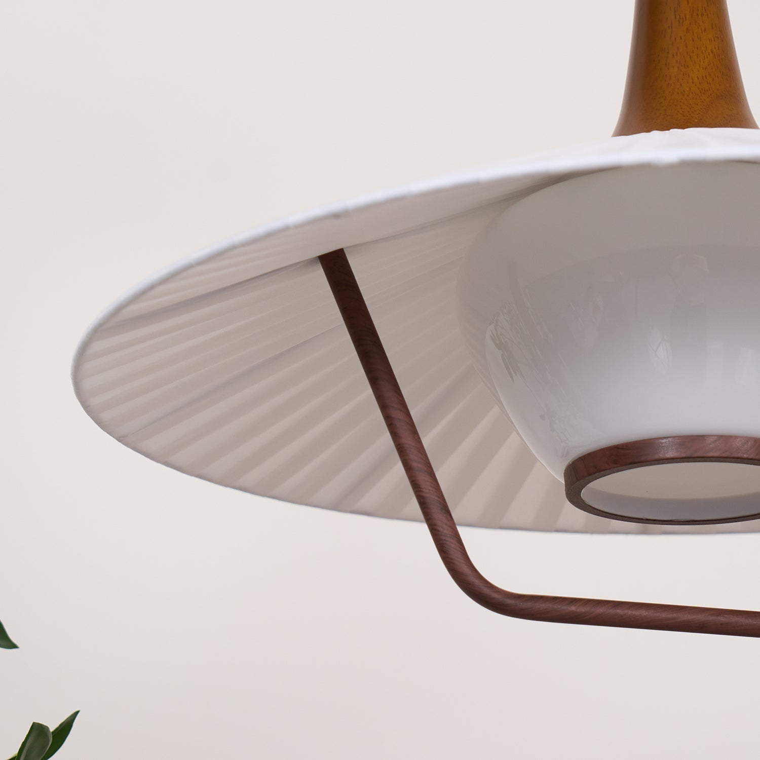 Vionne Mid-Century Pendelleuchte aus Holz und Weiß-Letslighting