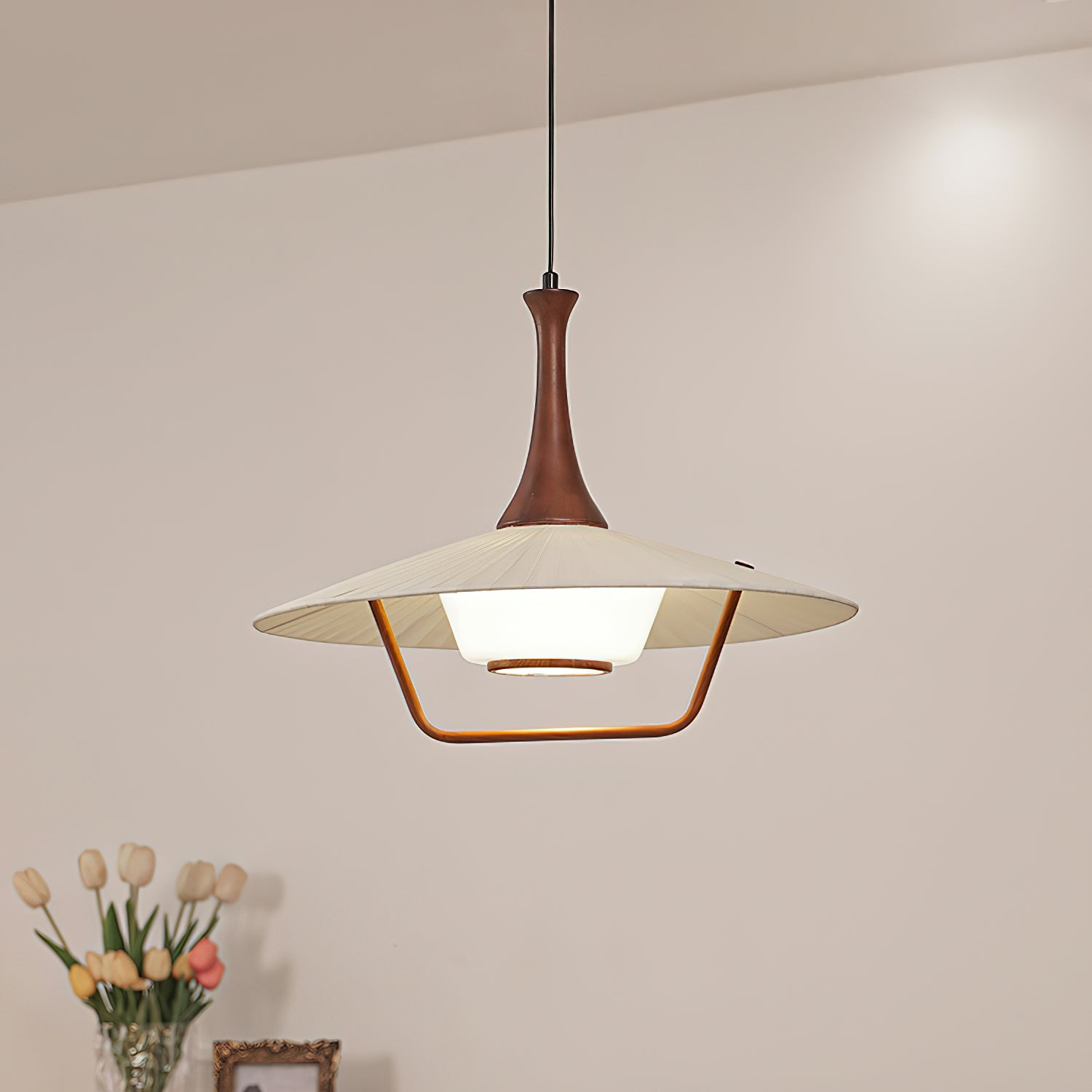 Vionne Mid-Century Pendelleuchte aus Holz und Weiß-Letslighting