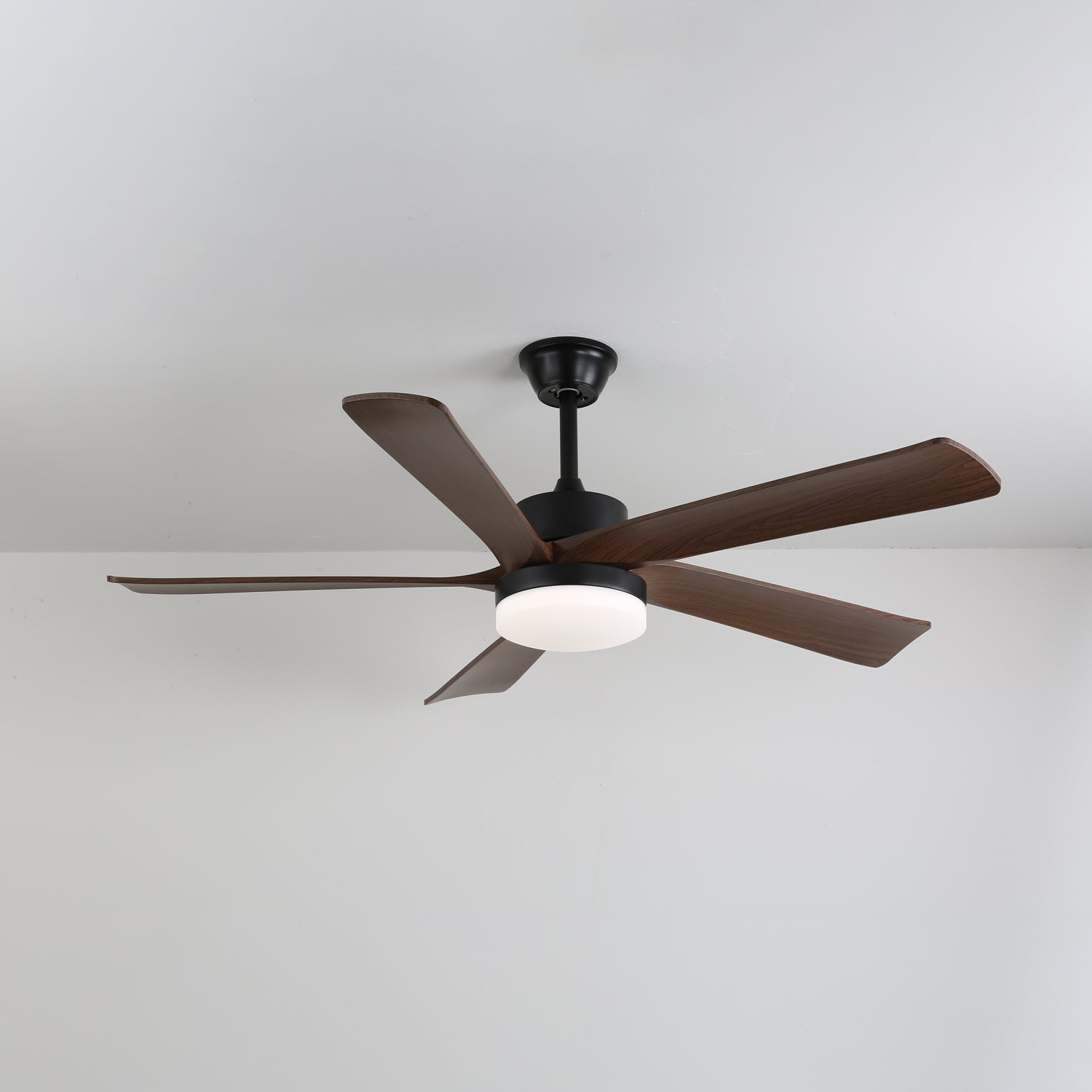 Nahaufnahme des Eryndor Deckenventilators mit Holzflügeln