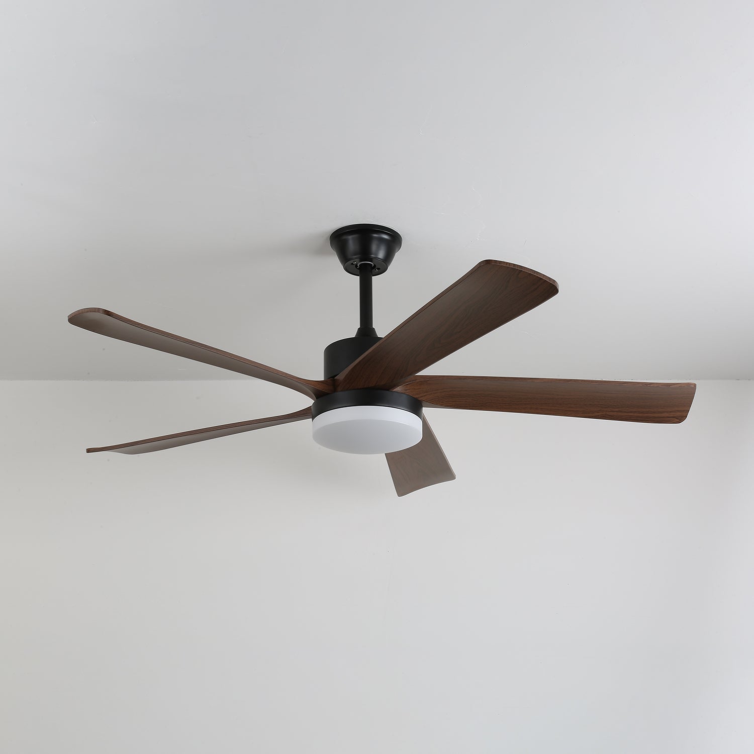 Eryndor Deckenventilator, der sein modernes Design präsentiert