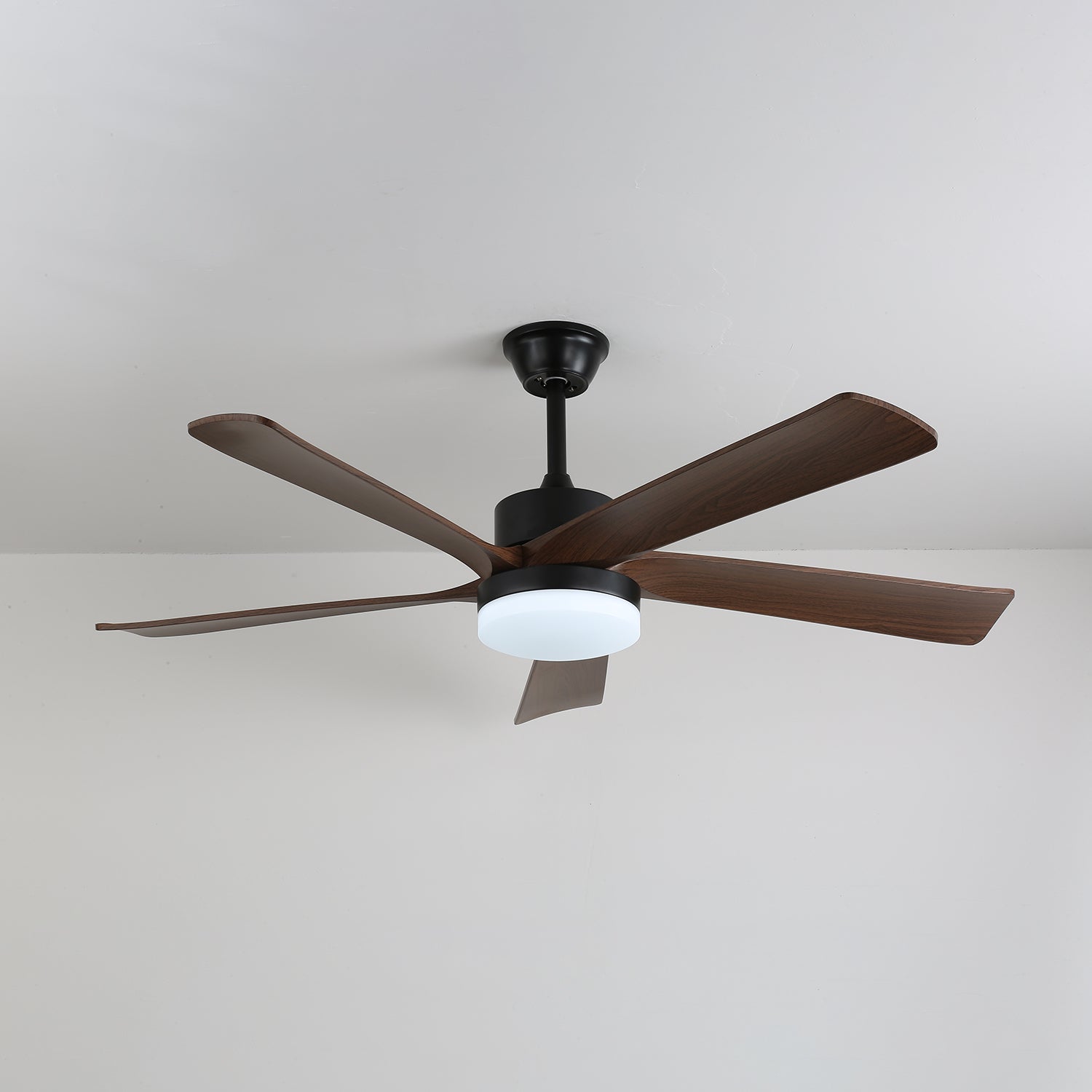 Eryndor Deckenventilator, der Walnussholzflügel zeigt