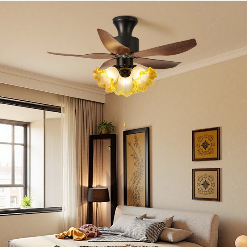 Florence Blossom Deckenventilatorleuchte, installiert in einem Wohnzimmer