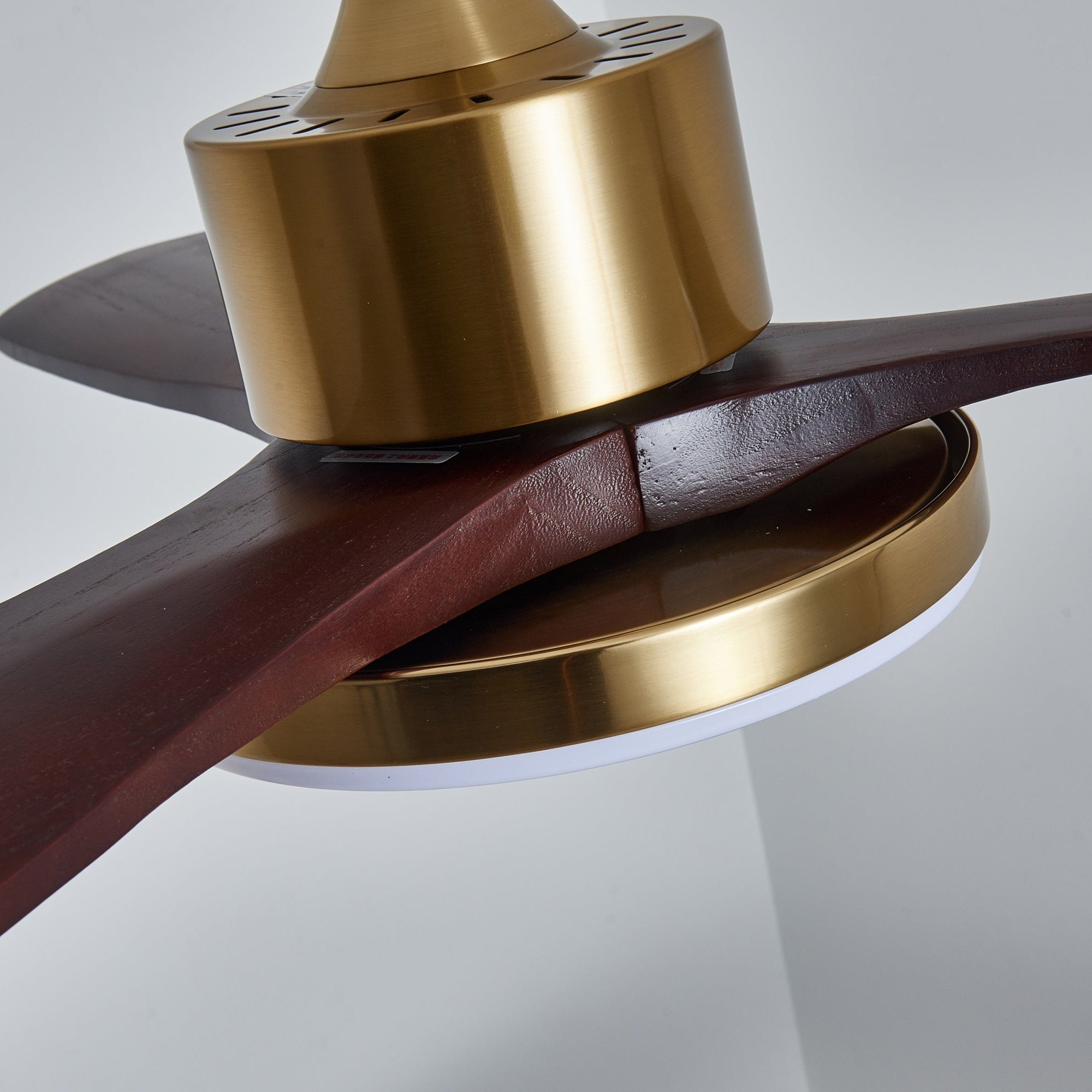 Xen Moderner Deckenventilator mit Holz und Licht, aus einem anderen Winkel
