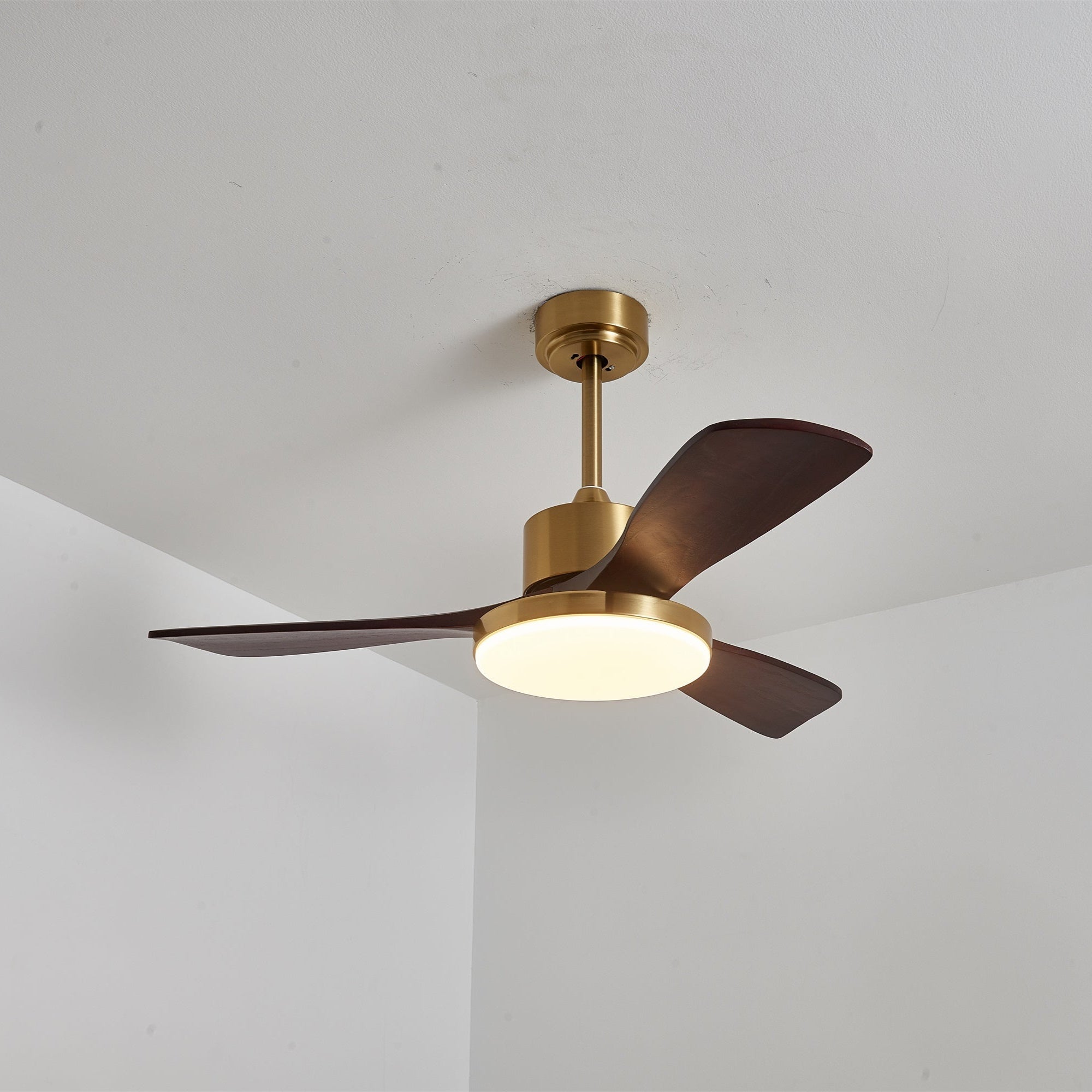 Xen Deckenventilator mit Licht in einem Wohnzimmerambiente