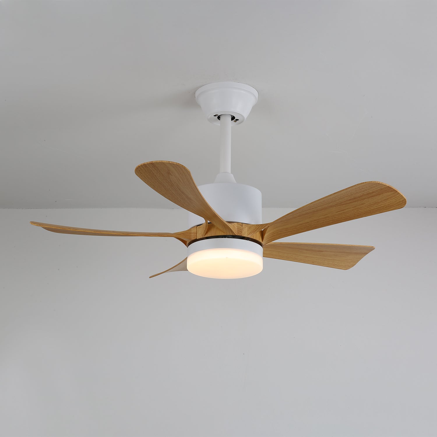 Sylven Deckenventilator mit Licht, der sein schlankes Design zeigt