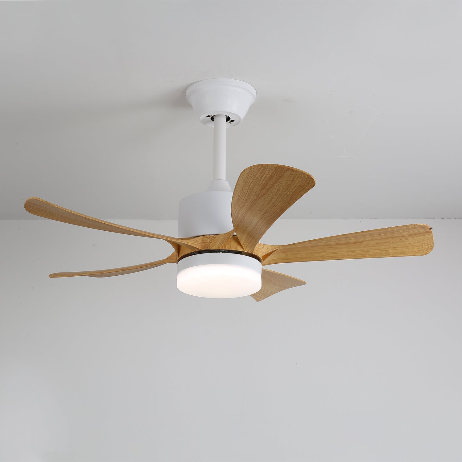 Sylven Deckenventilator mit Licht in einem modernen Wohnzimmerambiente