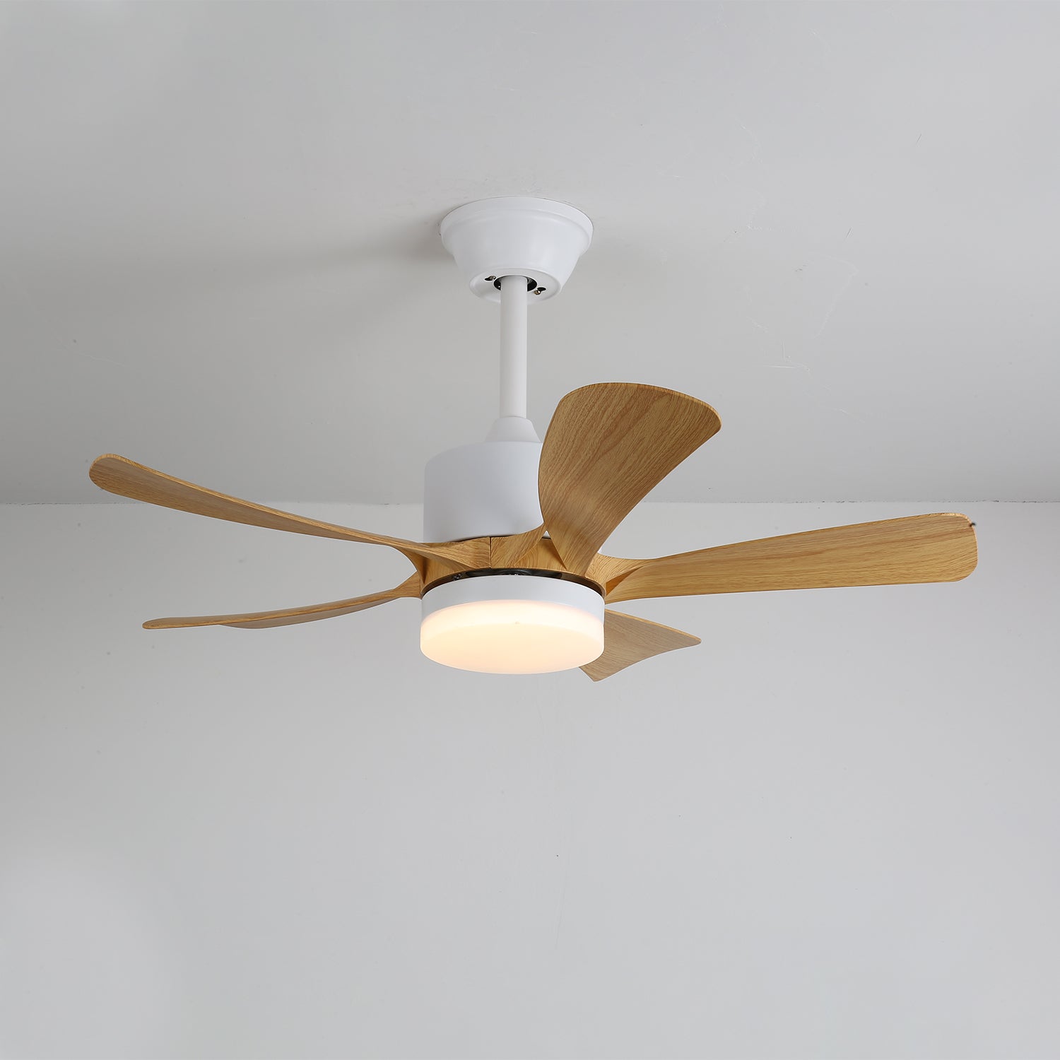 Sylven Moderner Deckenventilator mit Holzoptik und Licht, 52 Zoll Durchmesser