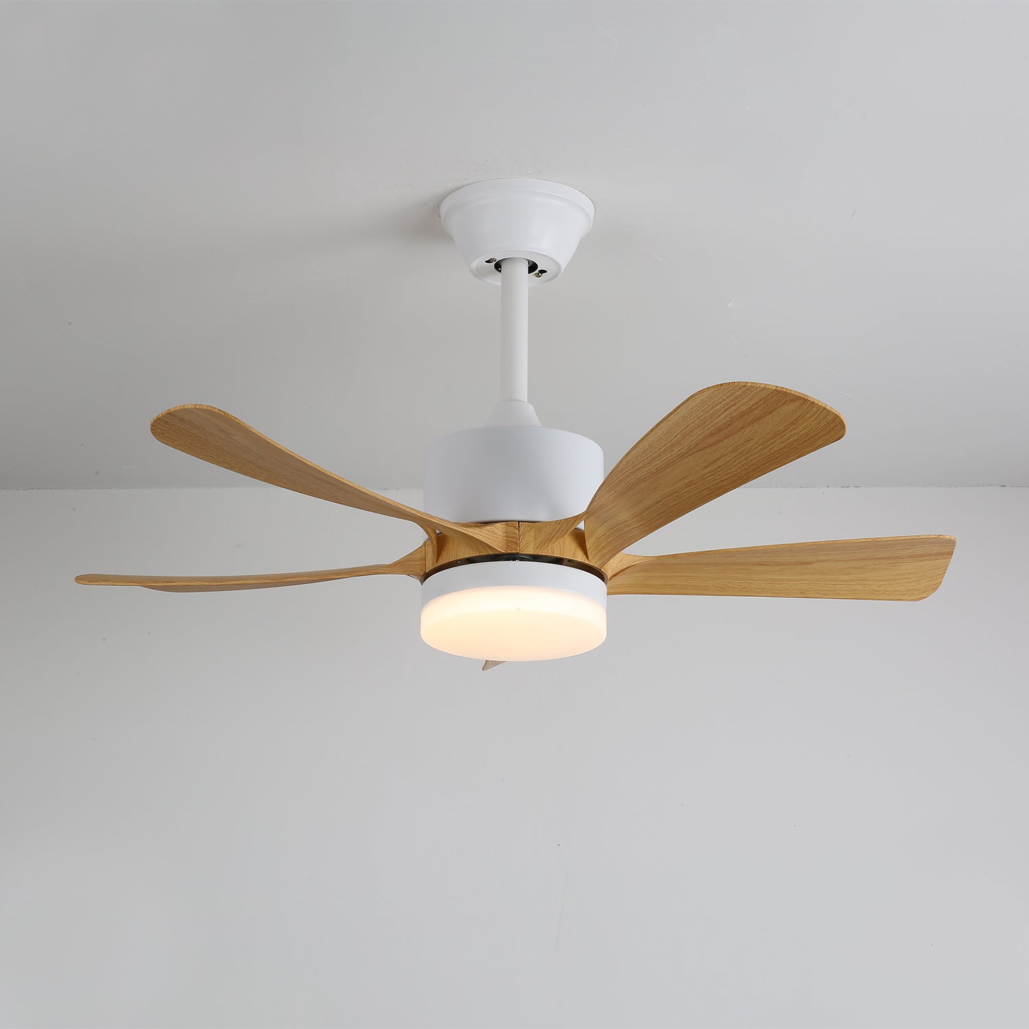 Nahaufnahme des integrierten LED-Lichts des modernen Sylven Deckenventilators
