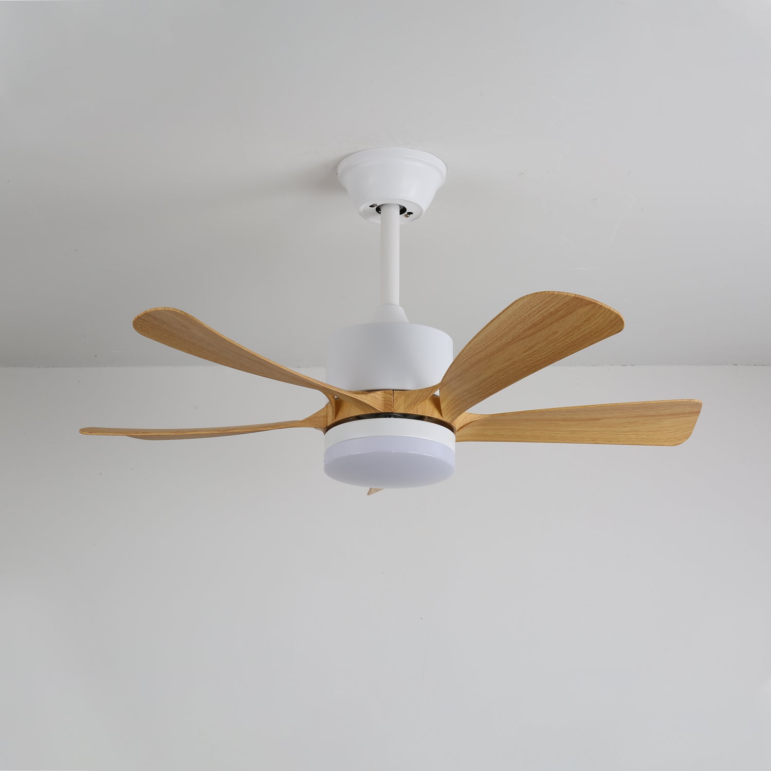 Sylven Deckenventilator präsentiert seine Holzfarben-Oberfläche