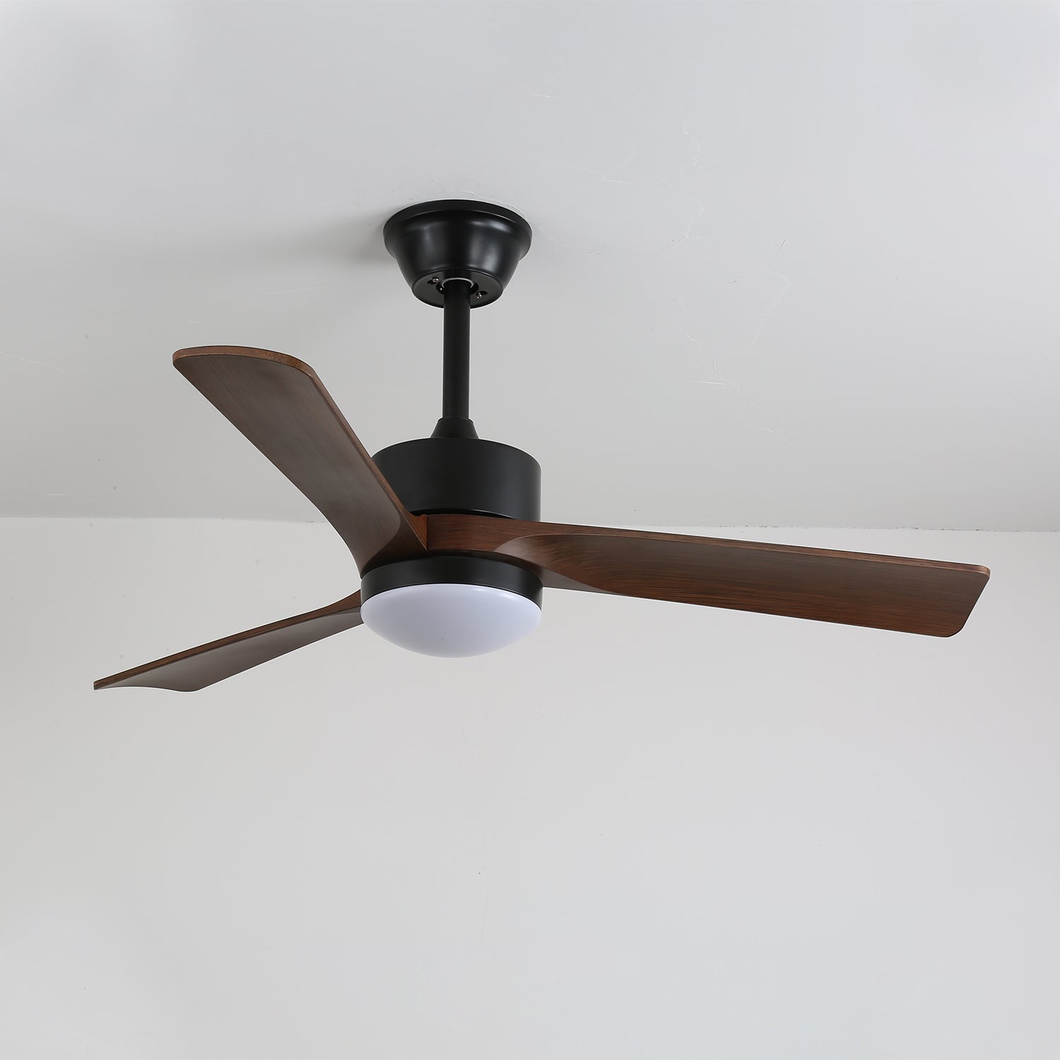 Lifestyle-Bild des Evraeis Ventilators, der eine angenehme Innenraumumgebung schafft.
