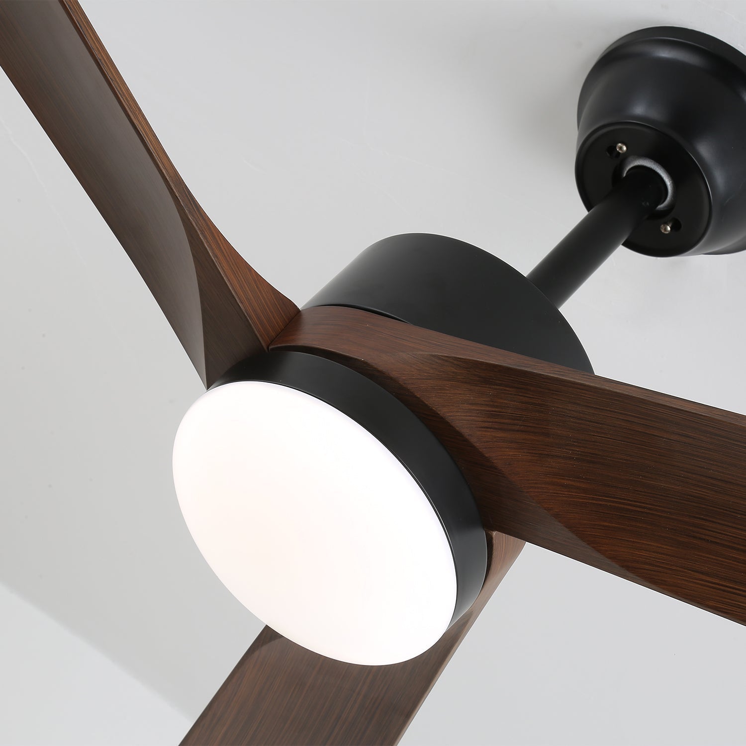 Schräge Aufnahme des Evraeis Ventilators, die seine moderne Ästhetik betont.
