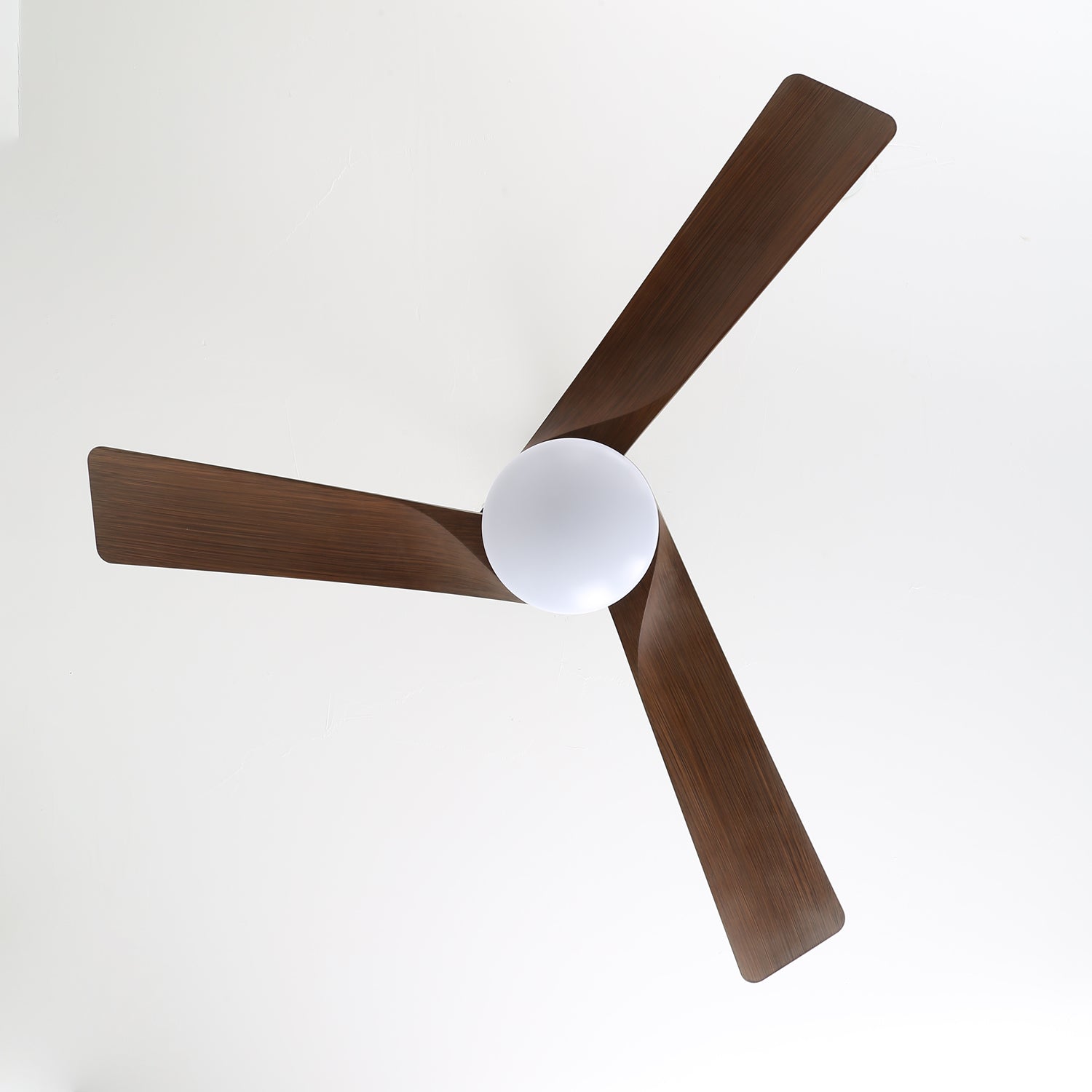 Evraeis Deckenventilator mit Beleuchtung, der die Option der Walnussholz-Gehäuseausführung zeigt.