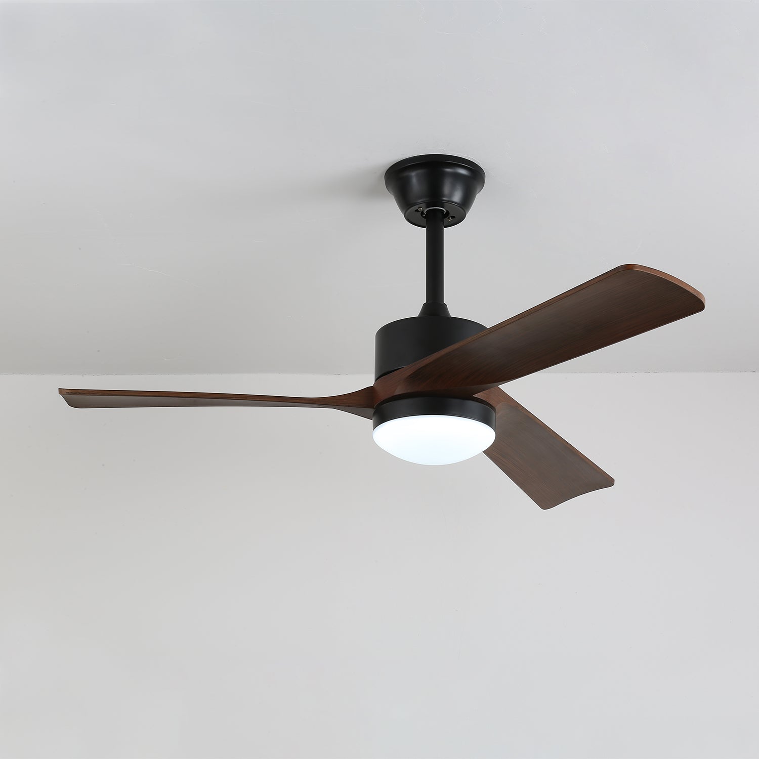 Evraeis Ventilator, der seinen reinen Kupfermotor für einen leisen Betrieb hervorhebt.