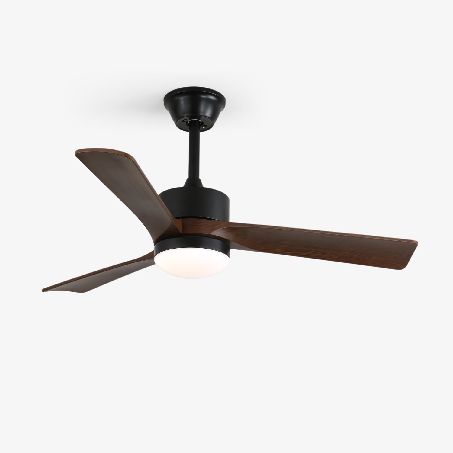 Evraeis moderner Deckenventilator mit Holzoptik und Beleuchtung in einem zeitgenössischen Wohnzimmer.