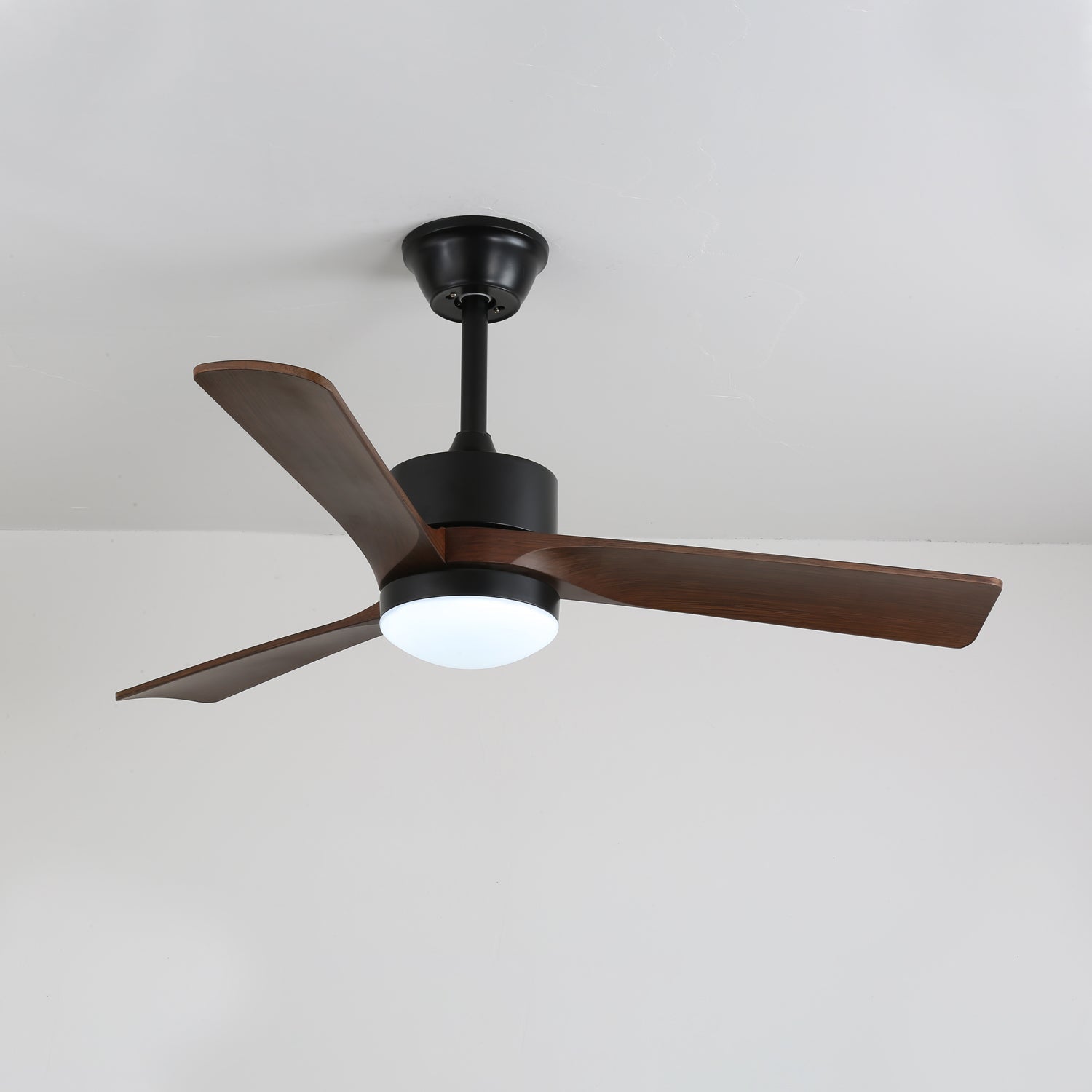 Evraeis Deckenventilator mit integrierter LED im beleuchteten Zustand.