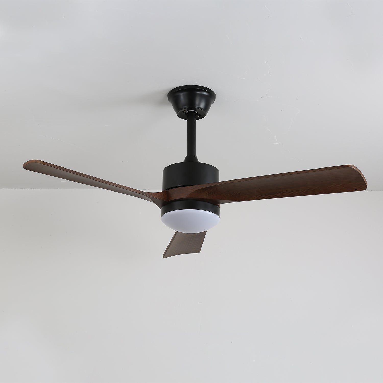 Seitenansicht des Evraeis Ventilators, die sein schlankes Design hervorhebt.