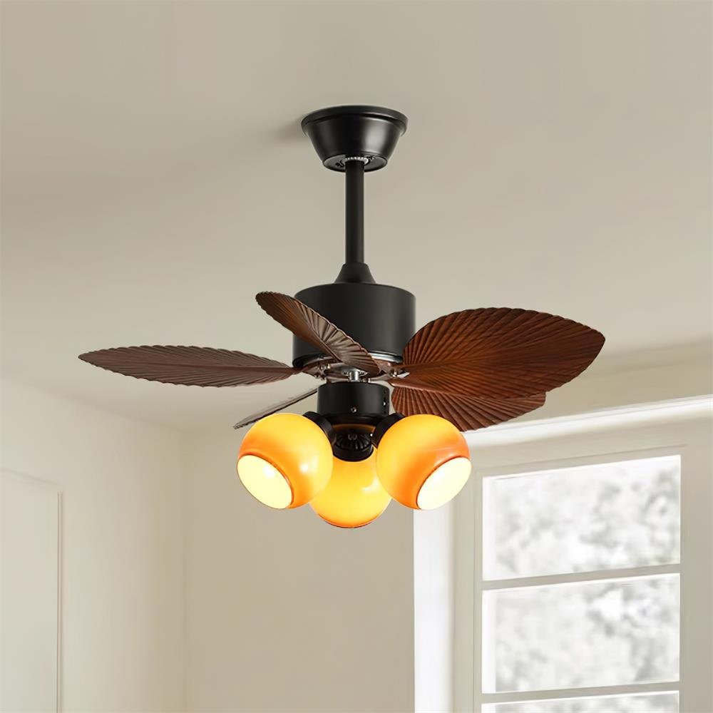 Nerina Ventilatorleuchte, die ihre tropischen Designelemente präsentiert