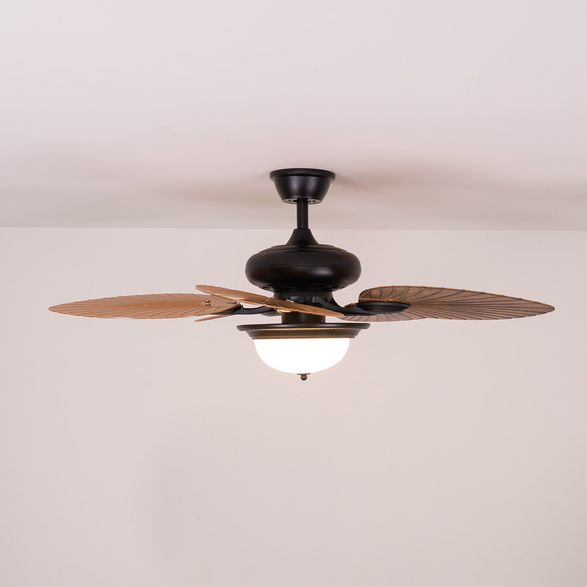 Virel Deckenventilatorleuchte im tropischen Holzdesign, Ventilator in Bewegung