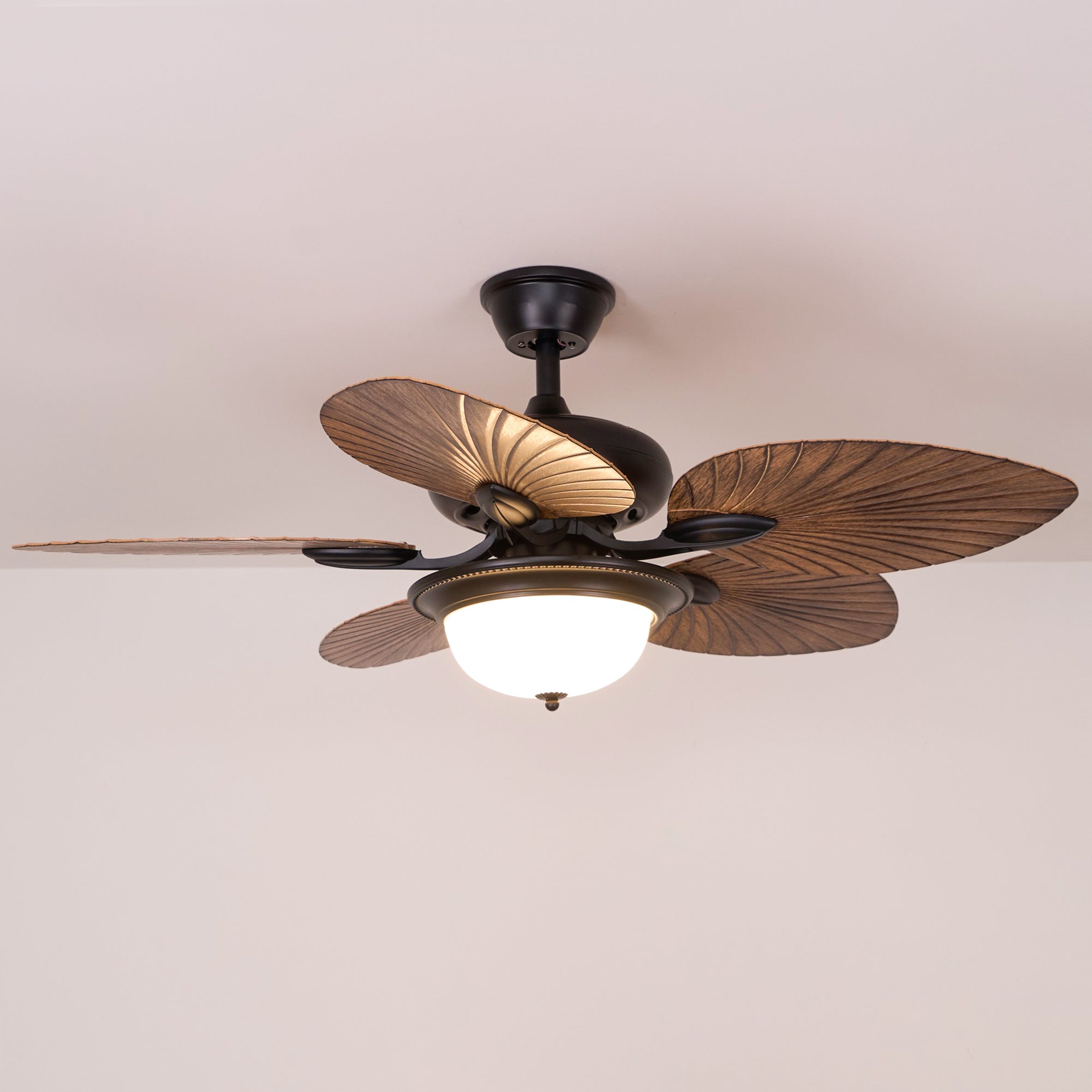 Virel Deckenventilatorleuchte im tropischen Holzdesign, Licht an
