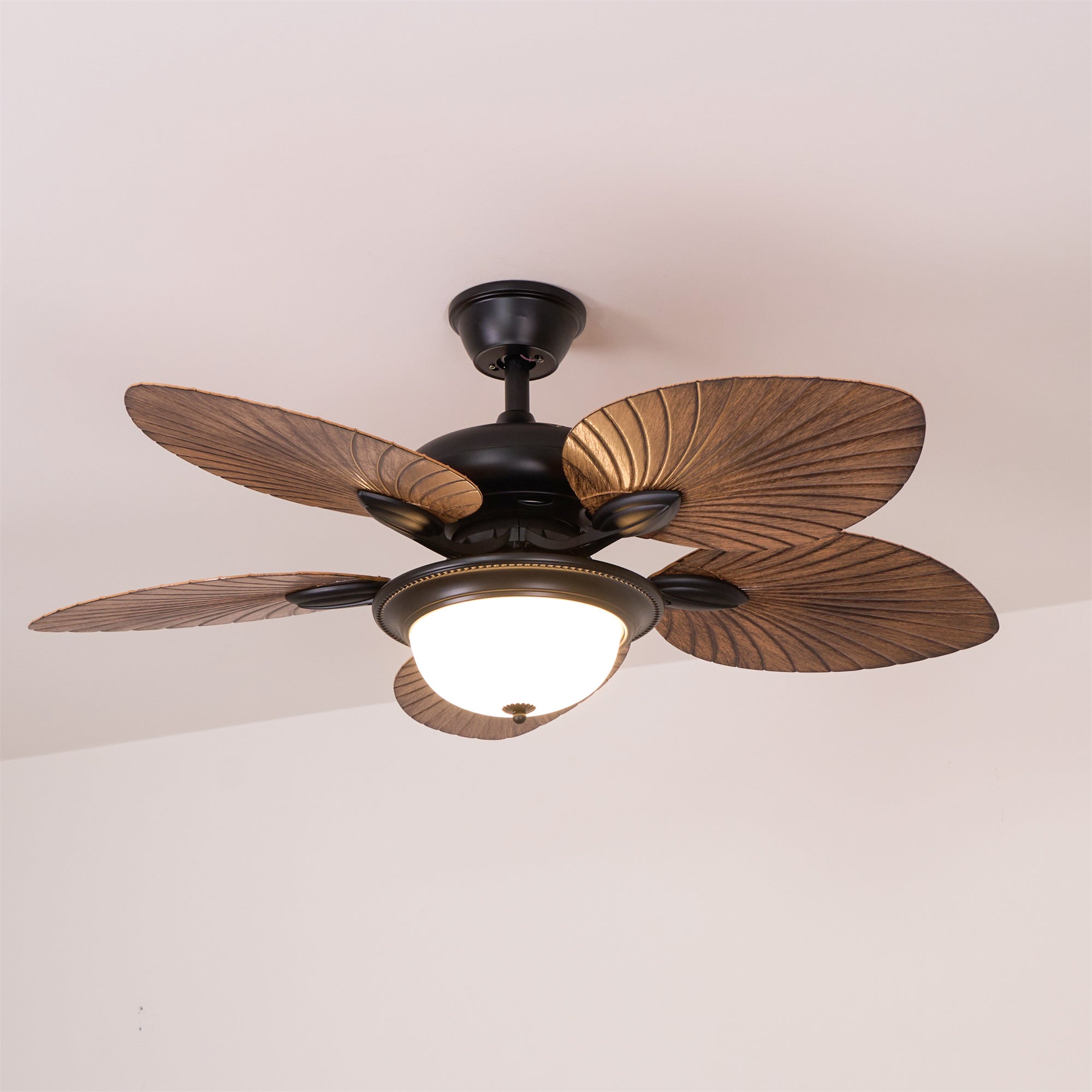 Virel Deckenventilatorleuchte im tropischen Holzdesign, Installationsansicht