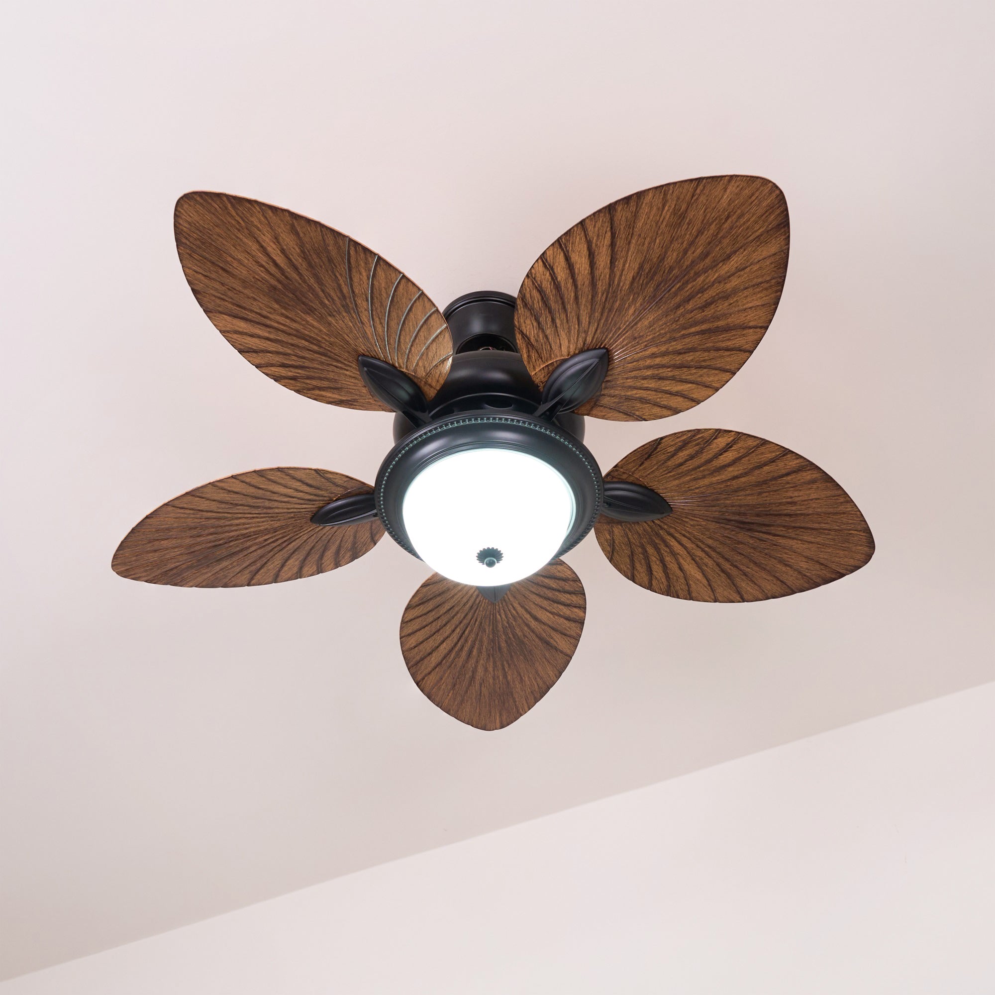 Virel Deckenventilatorleuchte im tropischen Holzdesign, Lifestyle-Bild