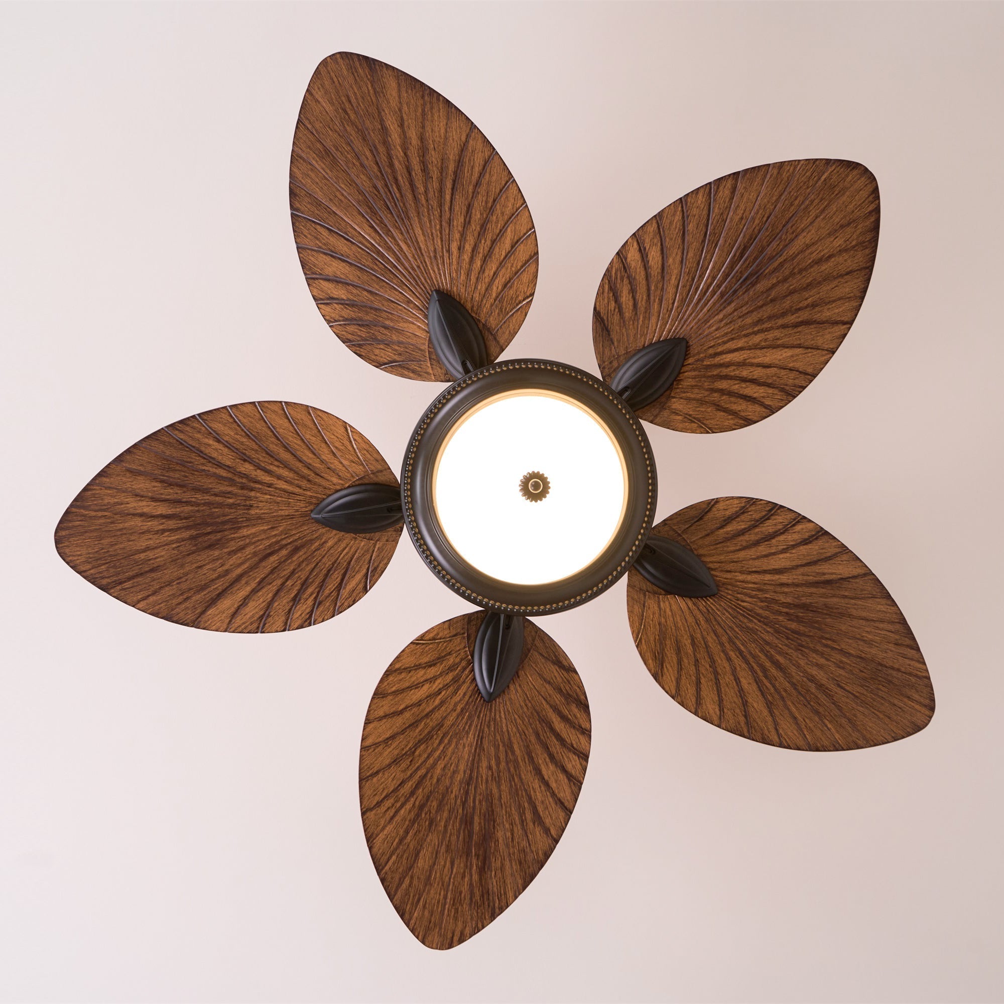 Virel Deckenventilatorleuchte im tropischen Holzdesign, anderer Winkel