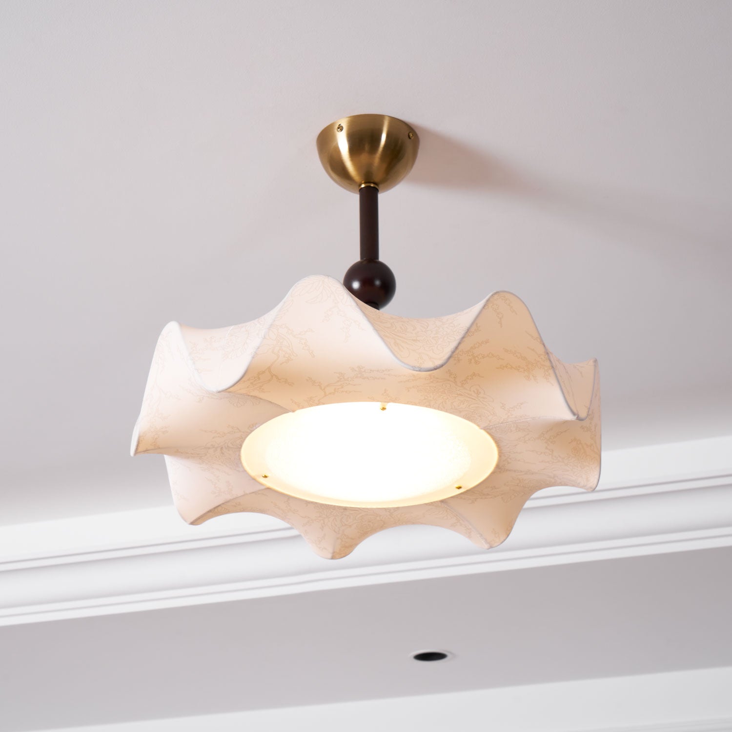 Avlorus Traditionelle Eleganz Deckenleuchte aus Holz und Stoff-Letslighting